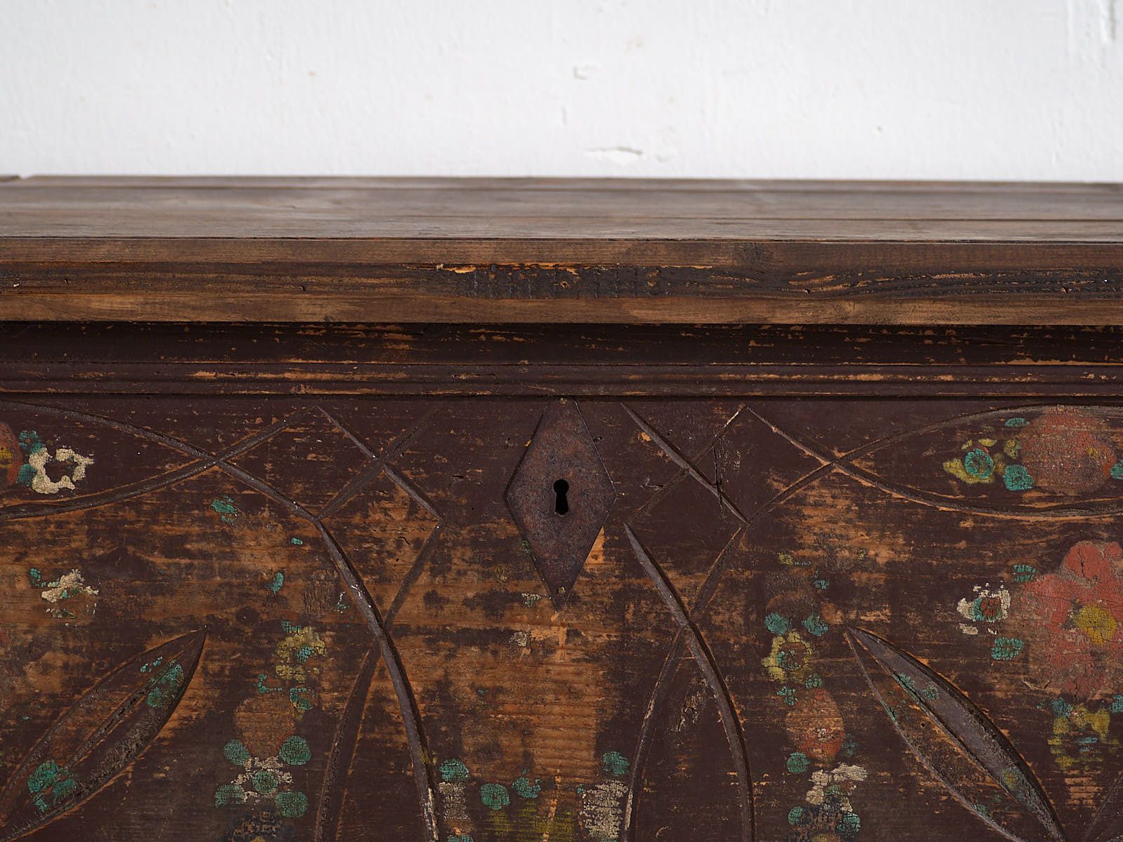 Antique Bridal Chest With Carved Vegetal Decoration photo buy