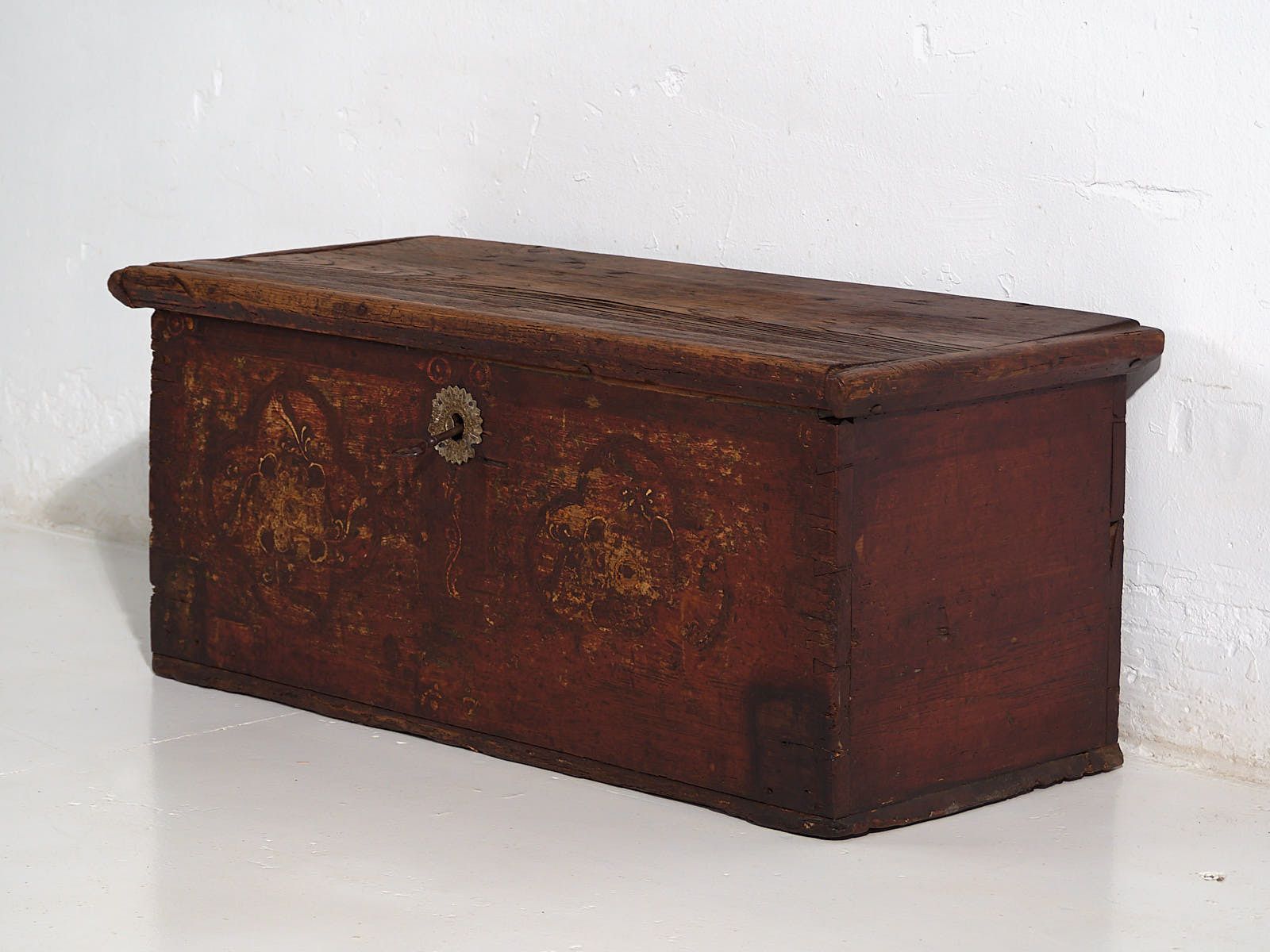 photo furniture Antique Chest Painted With Floral Motifs And Iron Lock (C.1820) #47