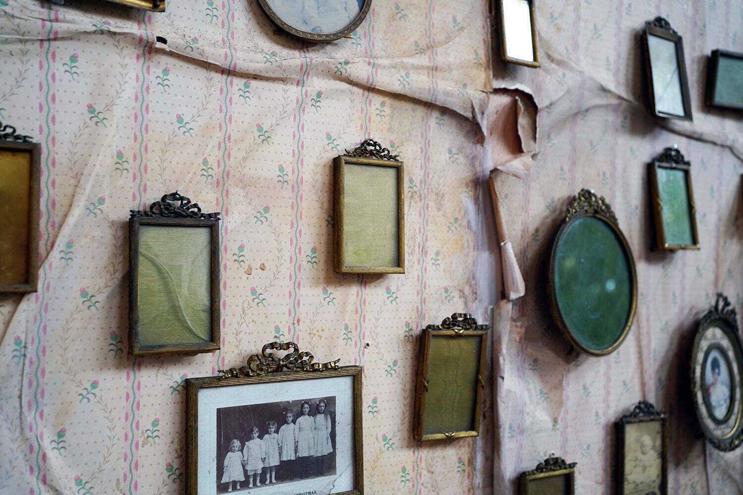 A Large Collection Of Seventeen Late Victorian & Edwardian Gilt Metal Photograph Frames C.1900 photo Home Decor
