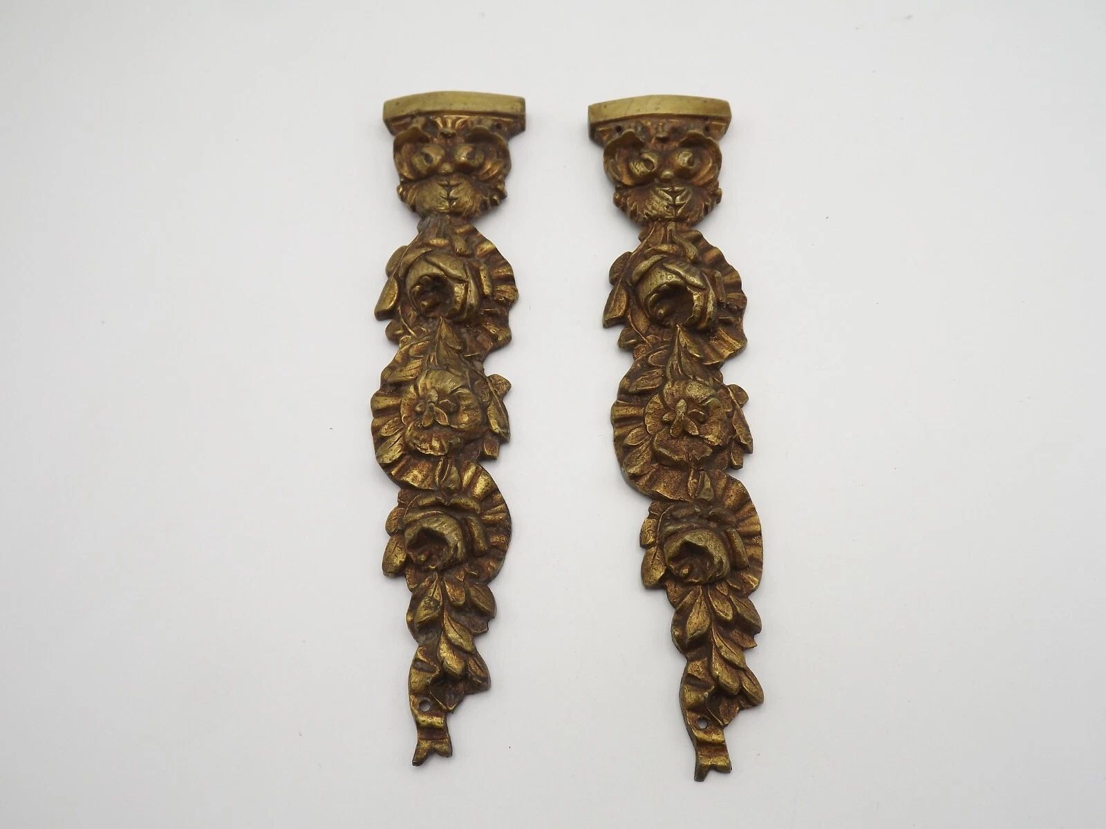 Paire d'appliques de mobilier d'époque en bronze français, décor floral et feuillage photo for sale