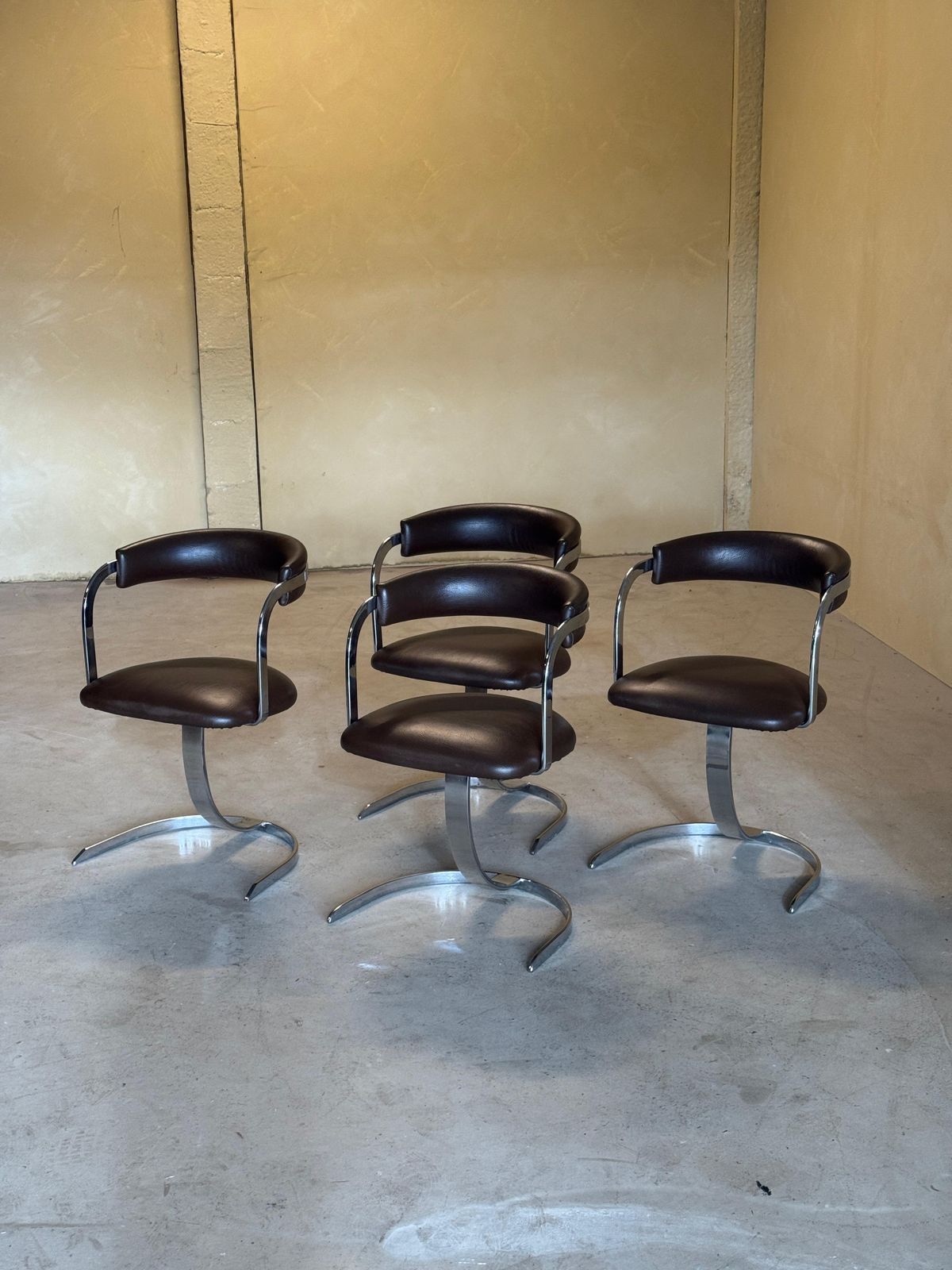 Set Van 4 Gegoten Ijzeren Verchroomde Eetkamerstoelen Met Bruine Leren Zitting, Jaren 1970 photo furniture
