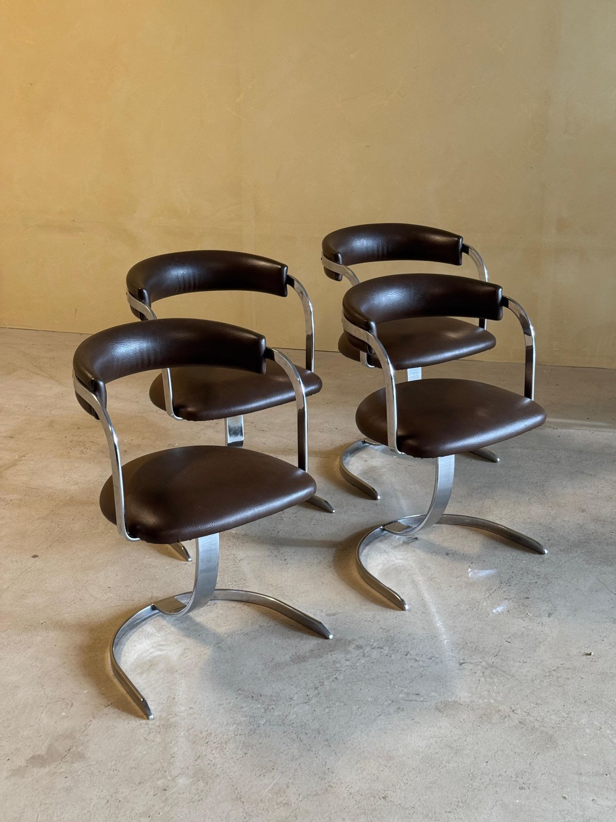 photo buy Set Van 4 Gegoten Ijzeren Verchroomde Eetkamerstoelen Met Bruine Leren Zitting, Jaren 1970