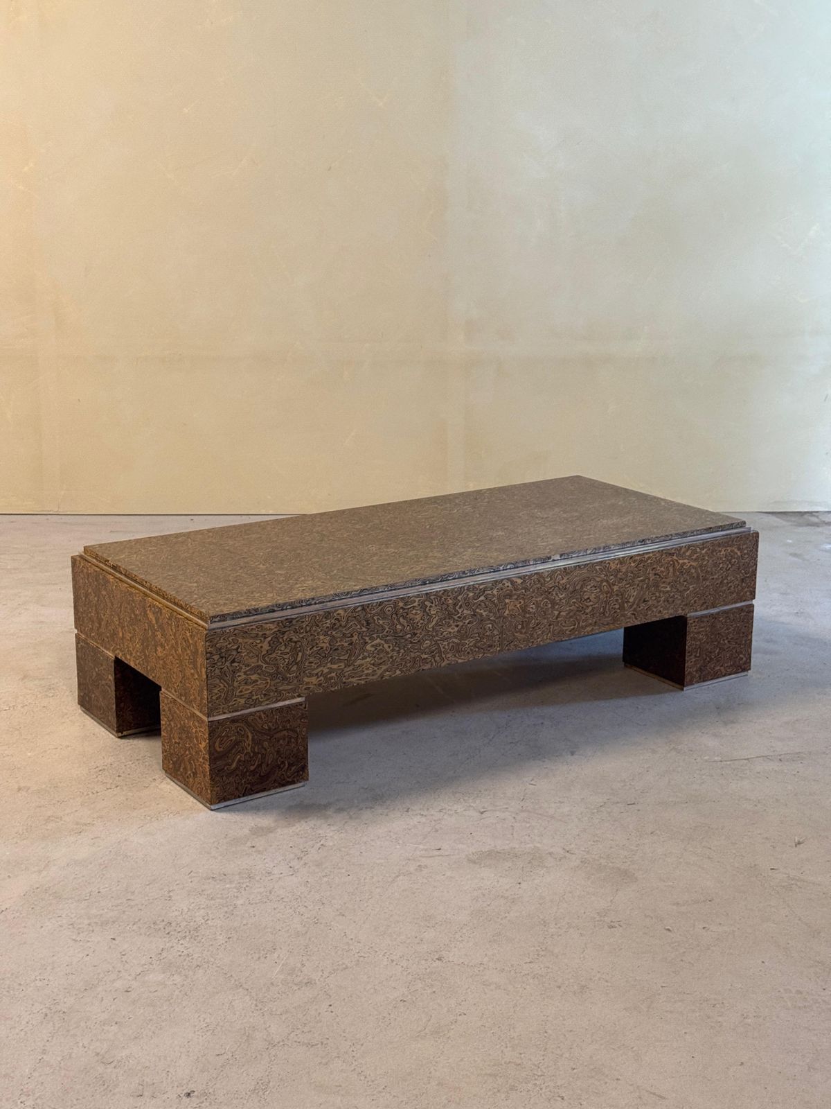 Italiaanse Mid Century Salontafel Met Messing En Exotisch Fineer photo vinterior