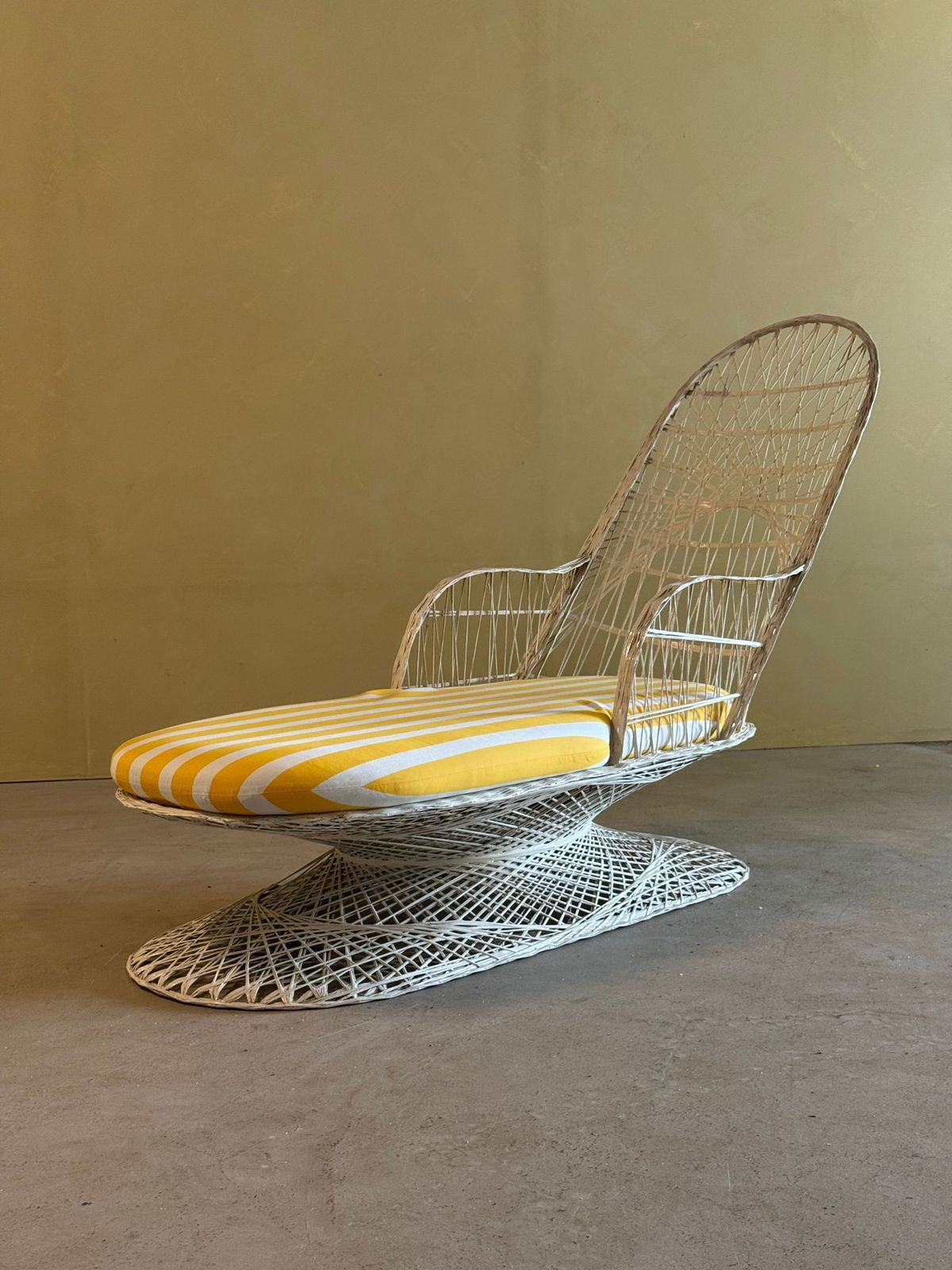 photo furniture Mid Century Spun Fiberglass Lounge Fauteuil Van Russell Woodard, Jaren 1960