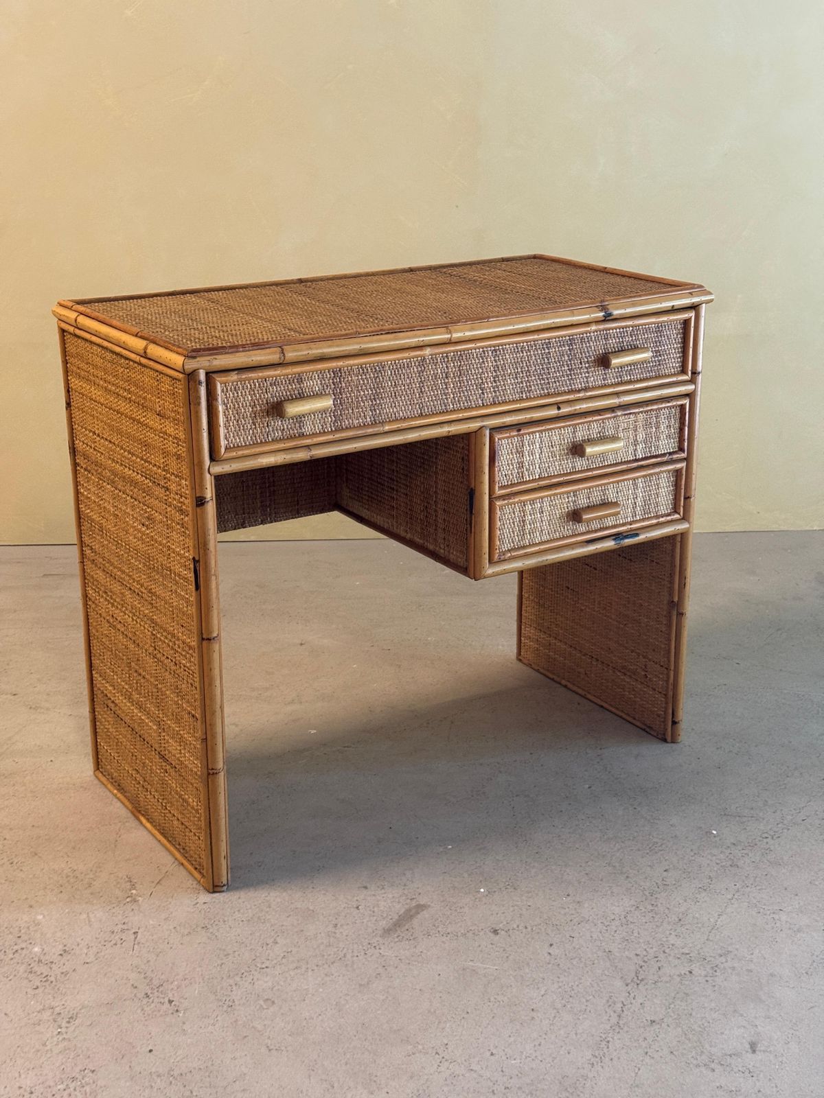 photo furniture Mid Century Bureau Van Bamboe En Rotan, Jaren 1970