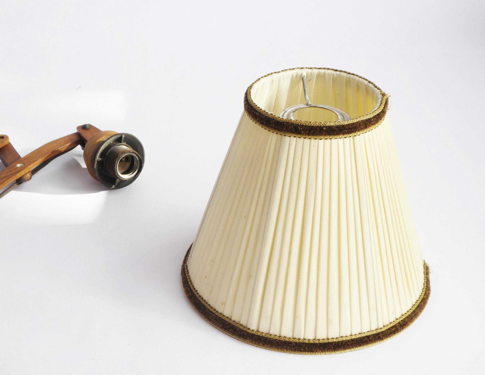 Vintage Extra Long Wooden Accordion Lamp, Scandinavian Scissor Extendable Light With Beige Pleaded Fabric Shade photo vinterior