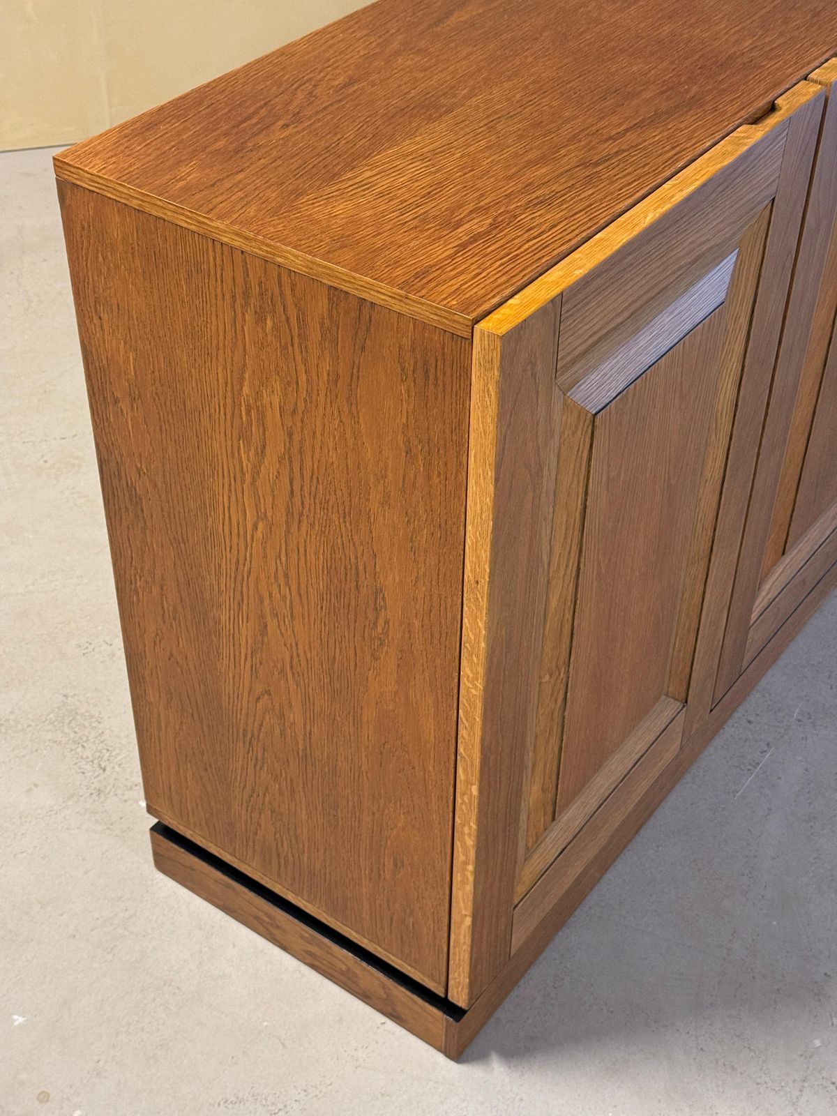 photo furniture Grote Eiken Brutalistische Credenza, Midden 20e Eeuw