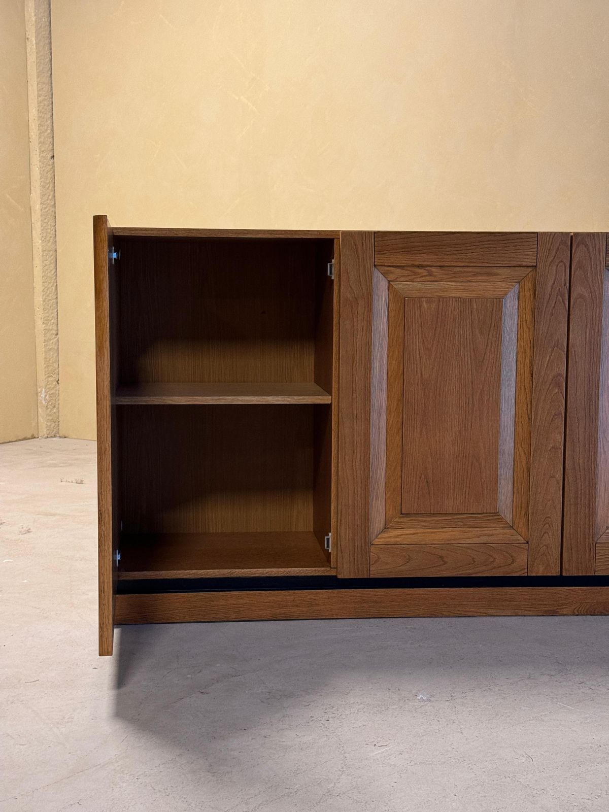 3941.0 Grote Eiken Brutalistische Credenza, Midden 20e Eeuw photo