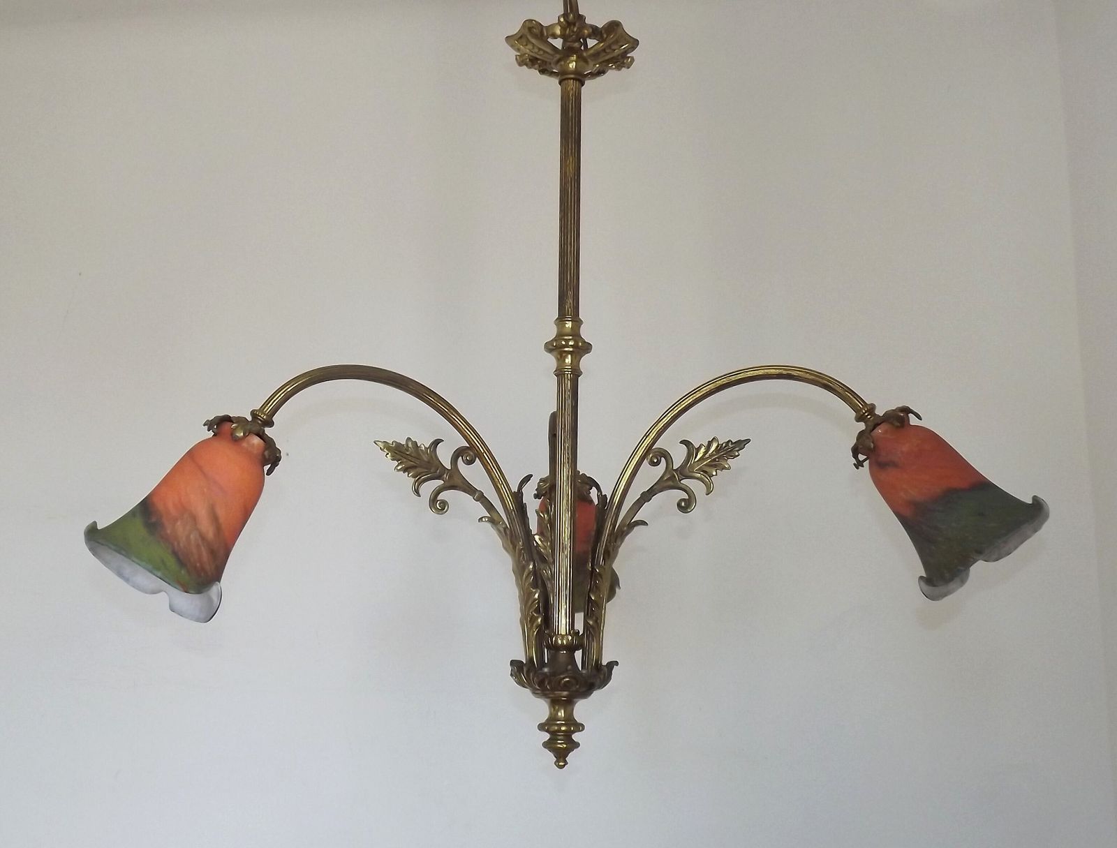 Lustre Art Nouveau français à 3 lumières en bronze, avec abat-jour en verre d'art orange et vert