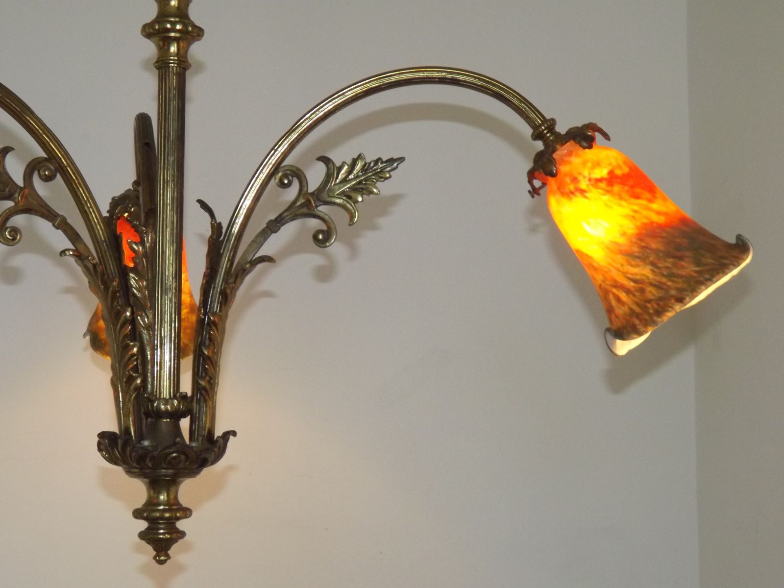 Lustre Art Nouveau français à 3 lumières en bronze, avec abat-jour en verre d'art orange et vert photo 745.0
