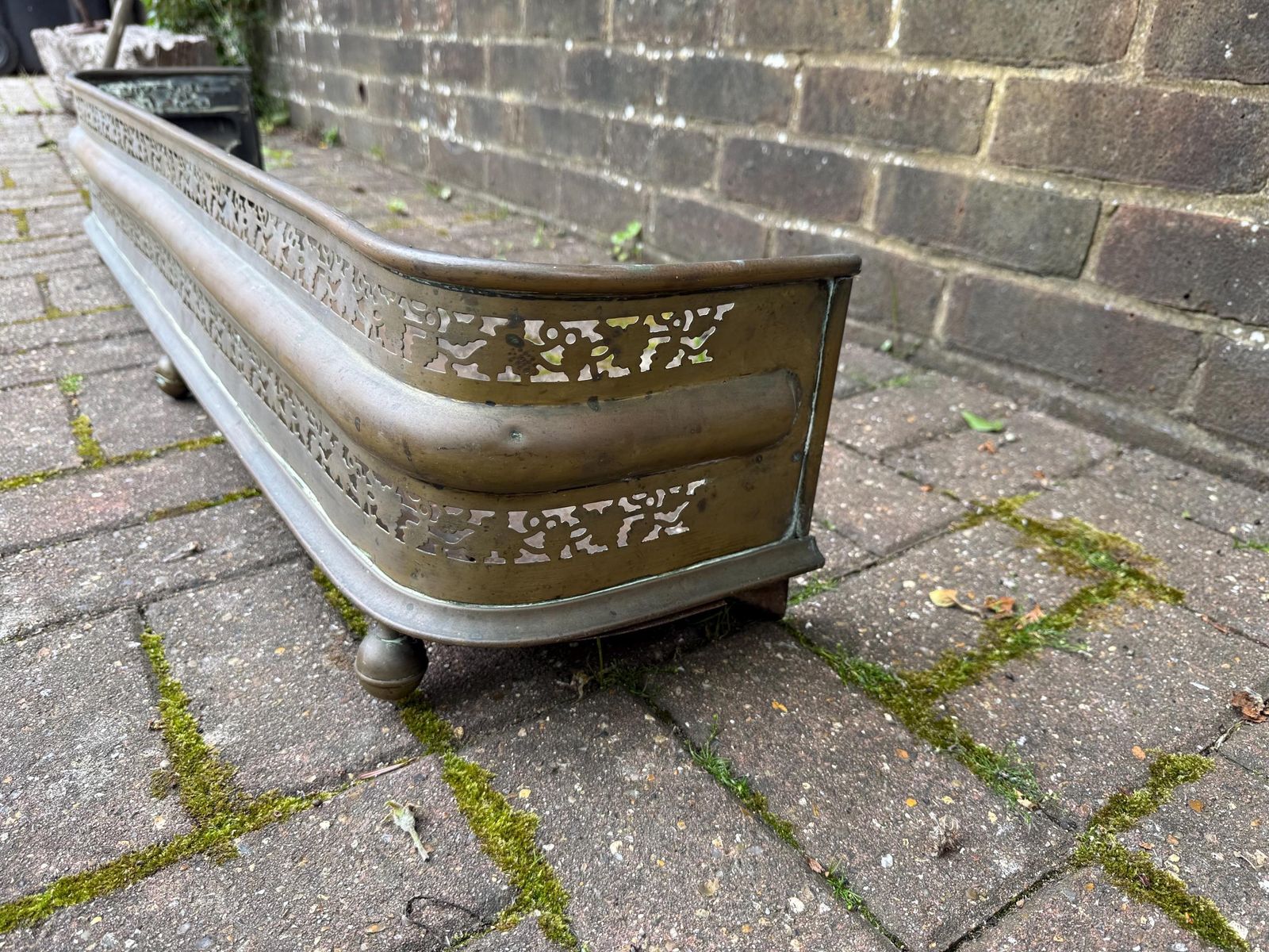 Victorian Pierced Brass Metal Quality Fireplace Fender, Fire Hearth Guard   Attractive Detail, Vgc photo vintage