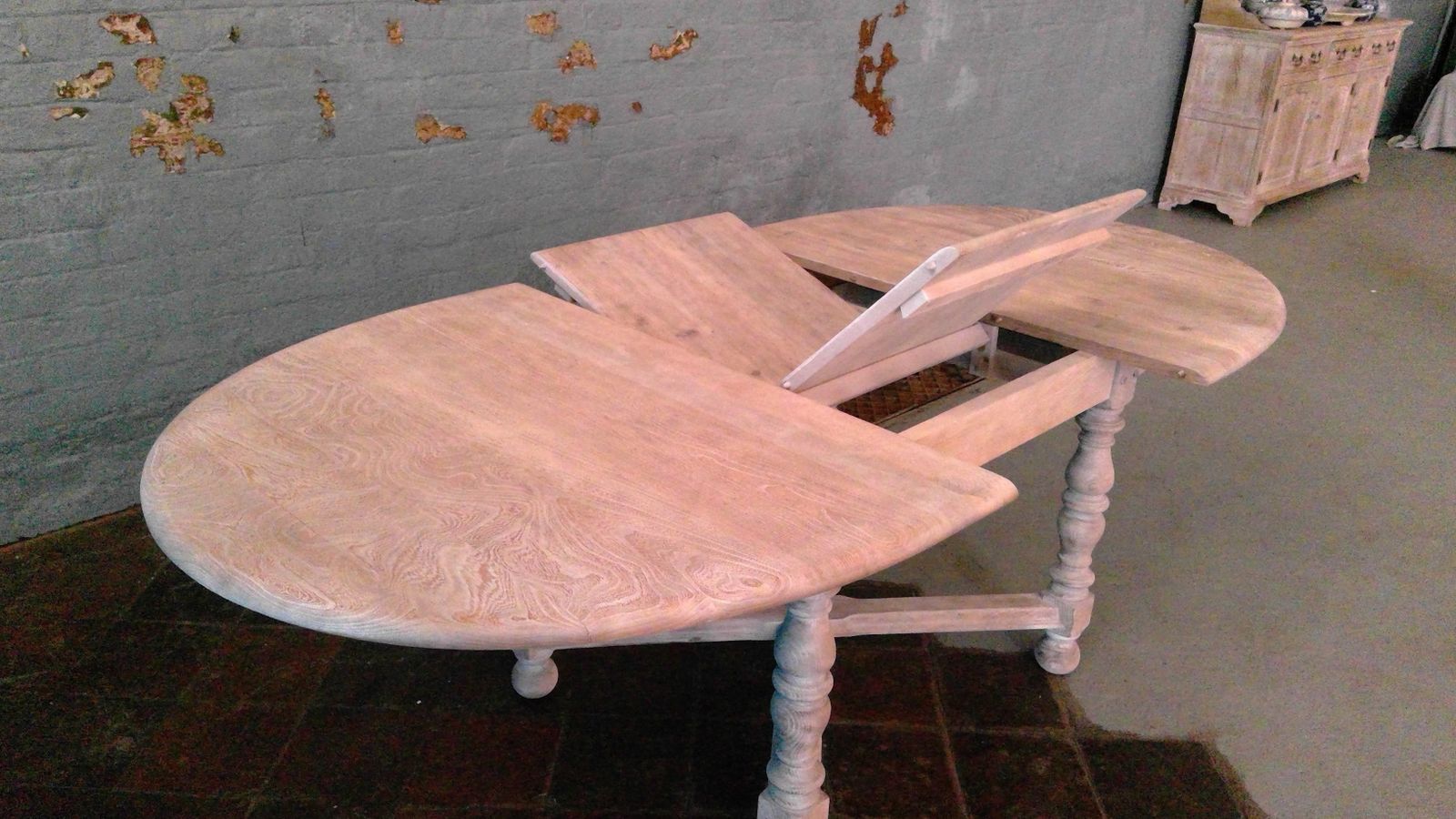 photo vintage Cerused Ercol Limed Elm Butterfly Leaf Dining Table