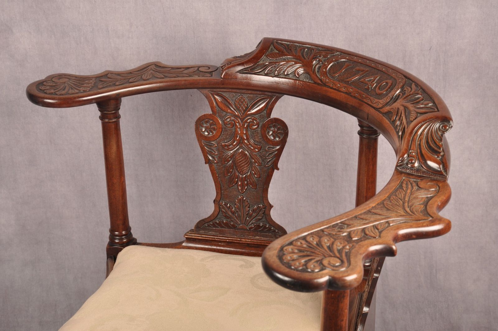 photo vintage A Rare Dated 18th Century Irish Mahogany Desk Chair