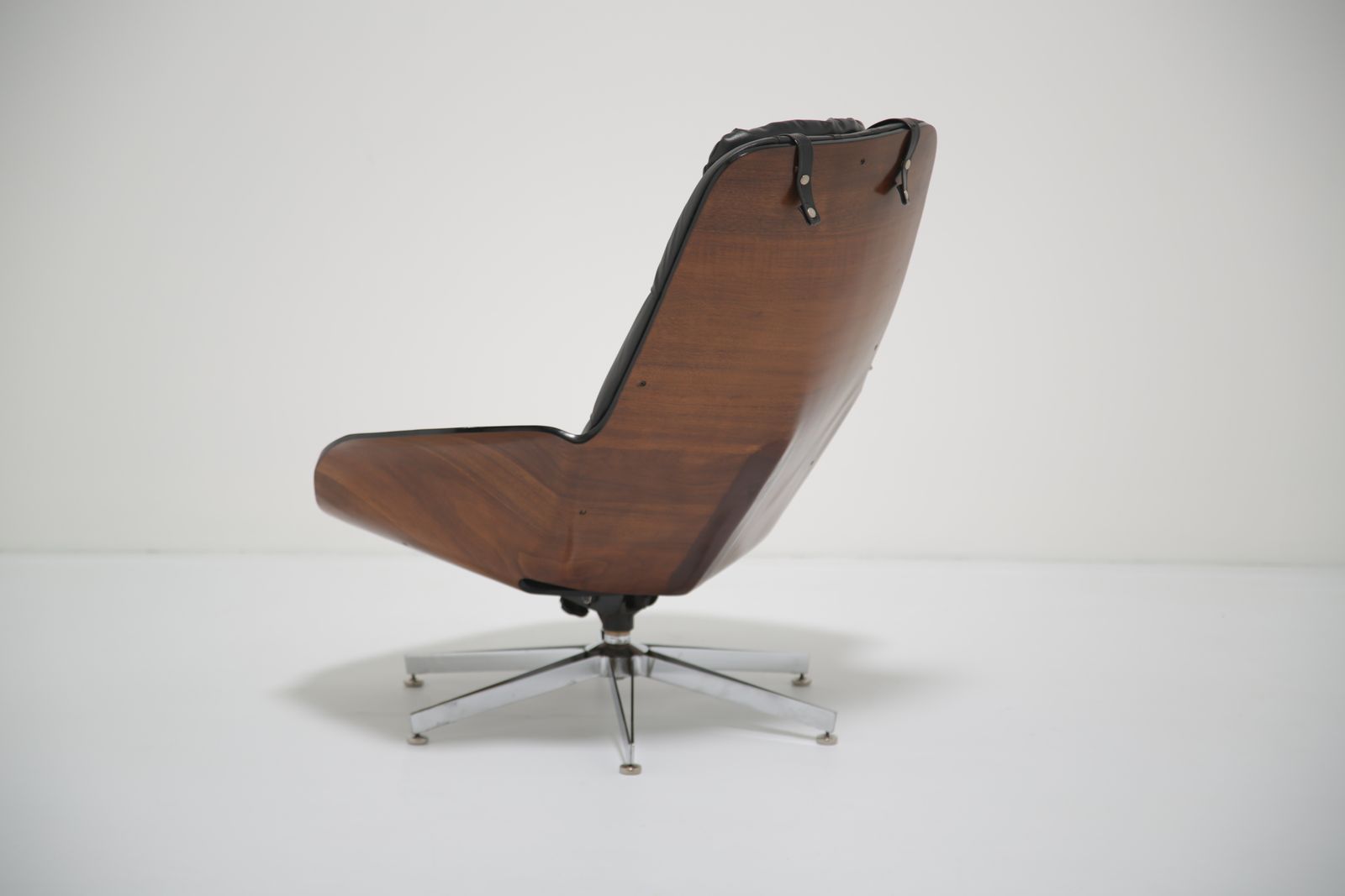 George Mulhauser For Plycraft: Iconic 'Mr. Chair' Lounge Chair In Sculpted Walnut & Black Leather, USA, 1960s photo buy
