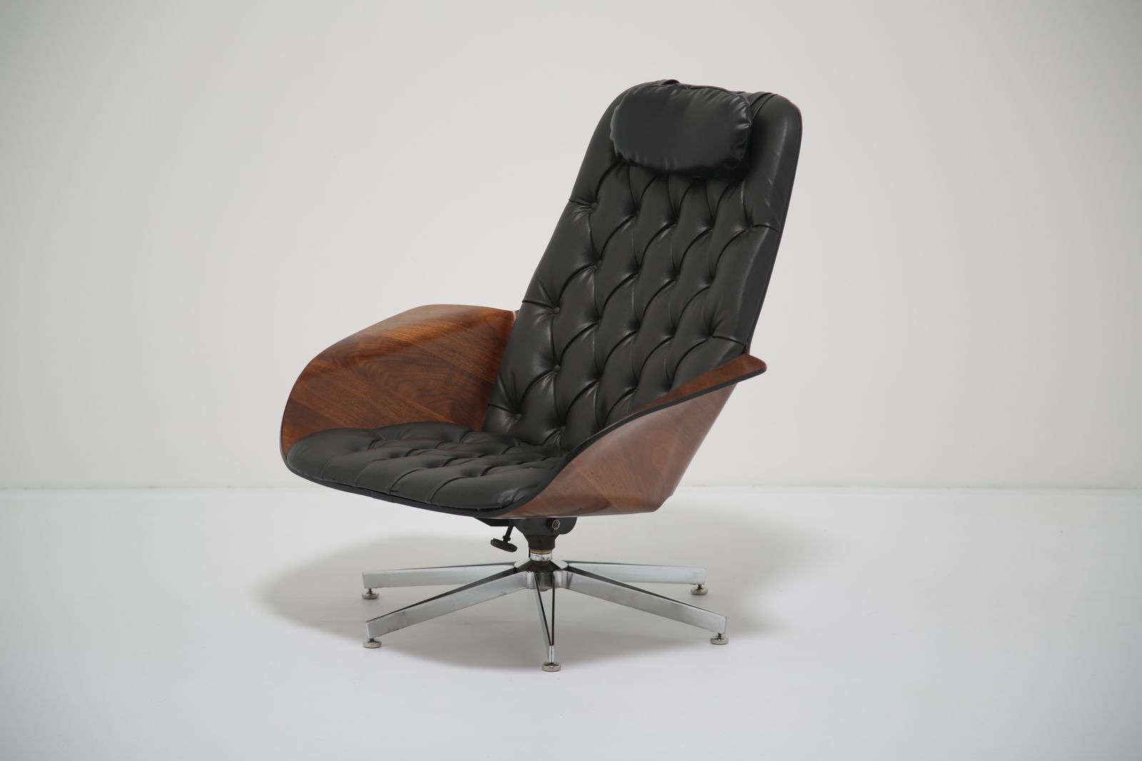 photo furniture George Mulhauser For Plycraft: Iconic 'Mr. Chair' Lounge Chair In Sculpted Walnut & Black Leather, USA, 1960s