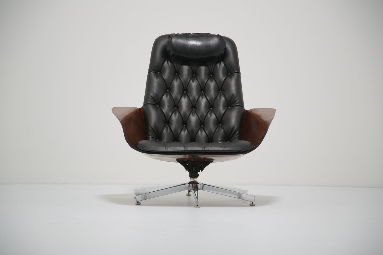 Furniture George Mulhauser For Plycraft: Iconic 'Mr. Chair' Lounge Chair In Sculpted Walnut & Black Leather, USA, 1960s photo