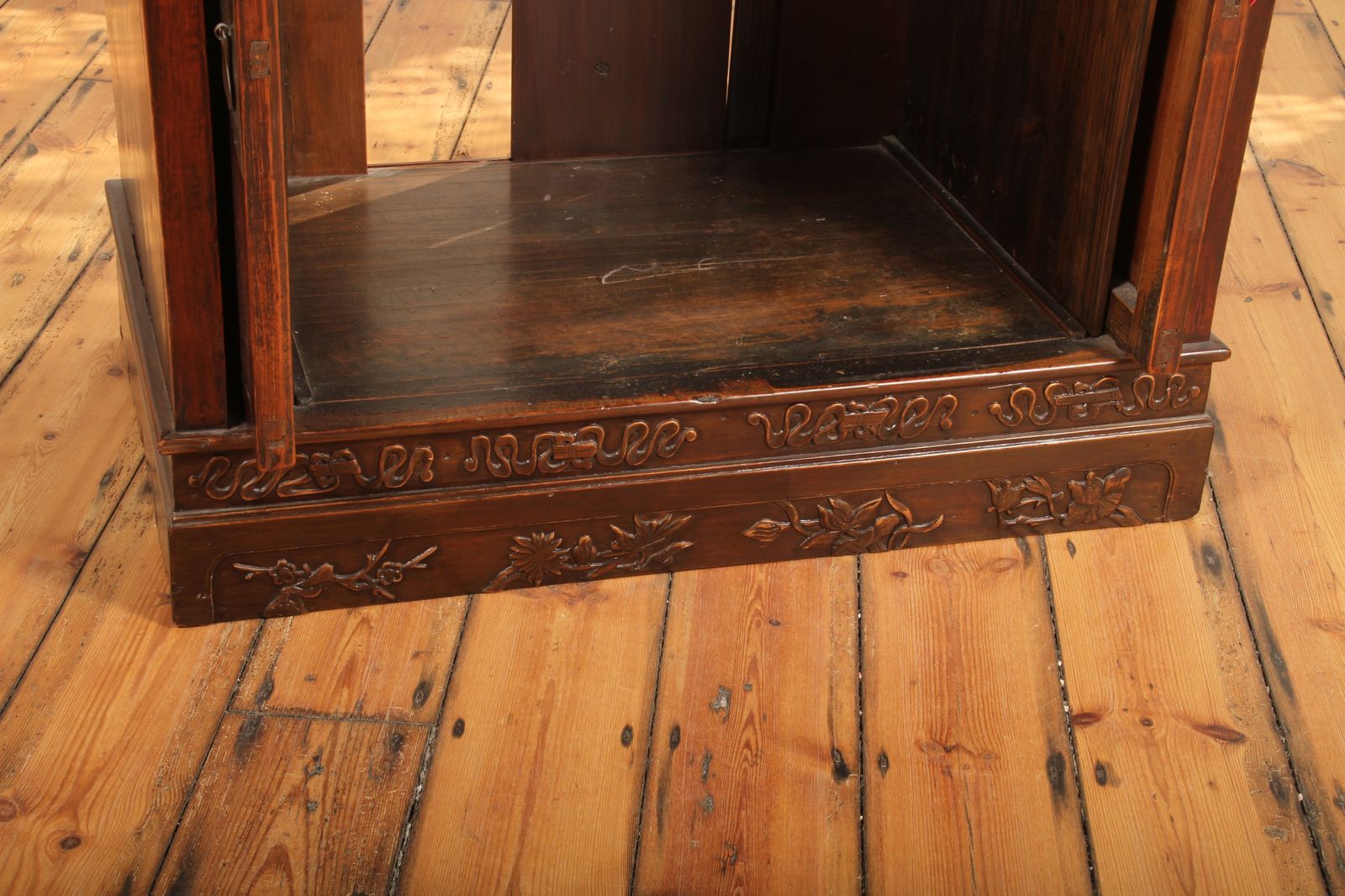 Early 19th Century Chinese Export Shandong 2 Seasons Cabinet photo Furniture