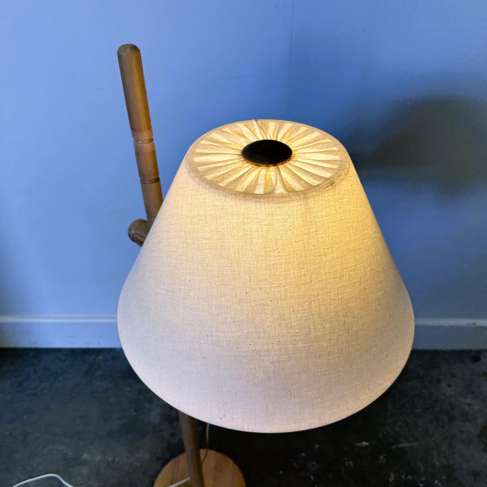 Scandinavische Grenen Vloerlamp Met Verstelbare Arm En Linnen Kap, Jaren 1970 photo vintage