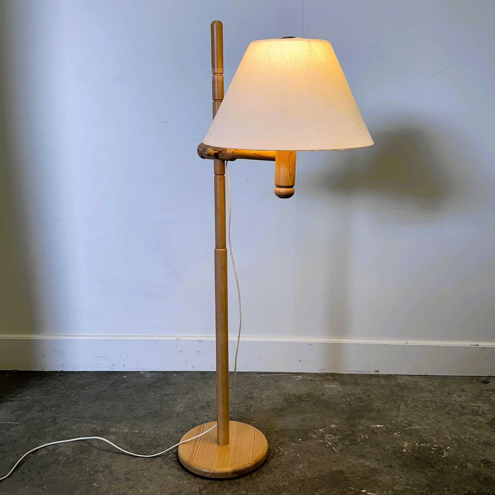 photo furniture Scandinavische Grenen Vloerlamp Met Verstelbare Arm En Linnen Kap, Jaren 1970