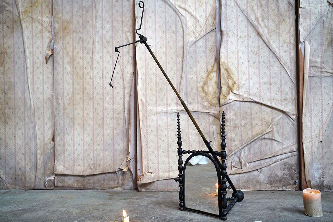 photo vintage A Unique Early Victorian Ebonised & Bobbin Turned Adjustable Telescopic Table Mirror C.1850