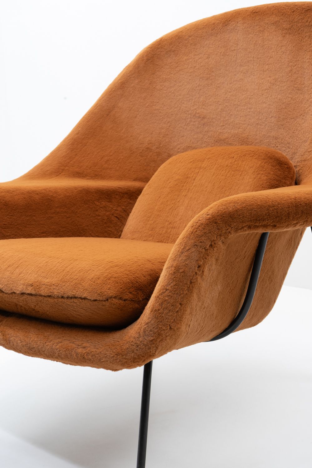 Design Classic: Womb Chair, Saarinen For Knoll, 1960s photo vintage