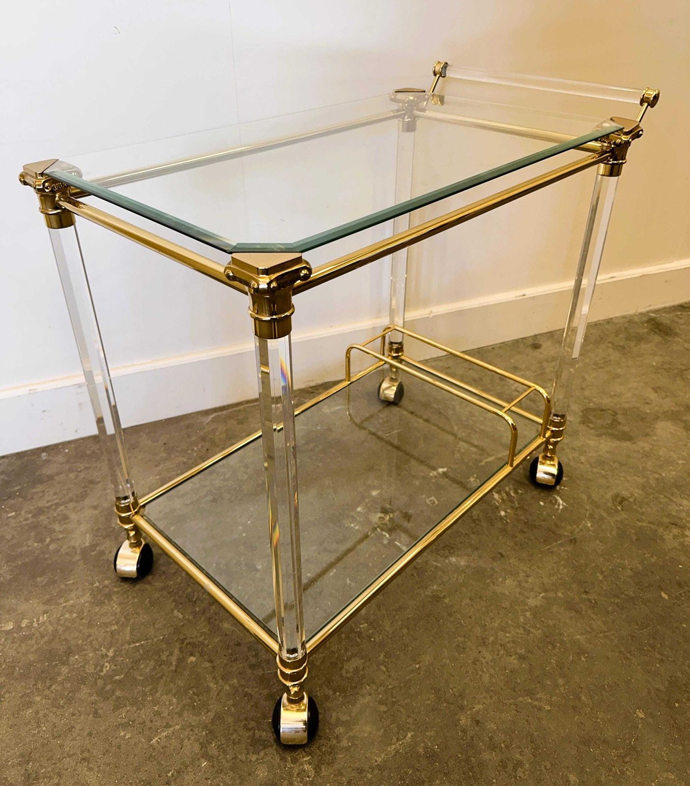 photo furniture Hollywood Regency Bar Cart Van Lucite En Messing, Jaren 1980