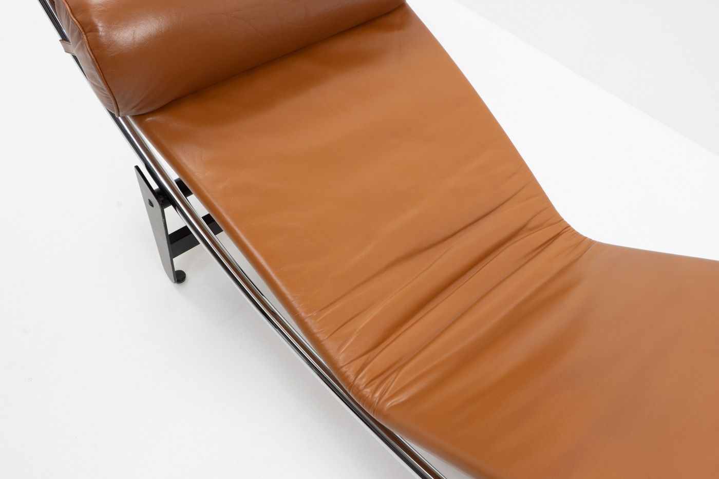 photo furniture Charlotte Perriand, Le Corbusier    Chaise Longue 2072 / B306 (Lc4) By Wohnbedarf, 1950s
