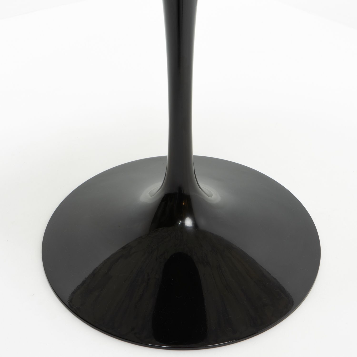 photo furniture Round Calacatta Viola Marble Dining Table By Eero Saarinen For Knoll, 1970s