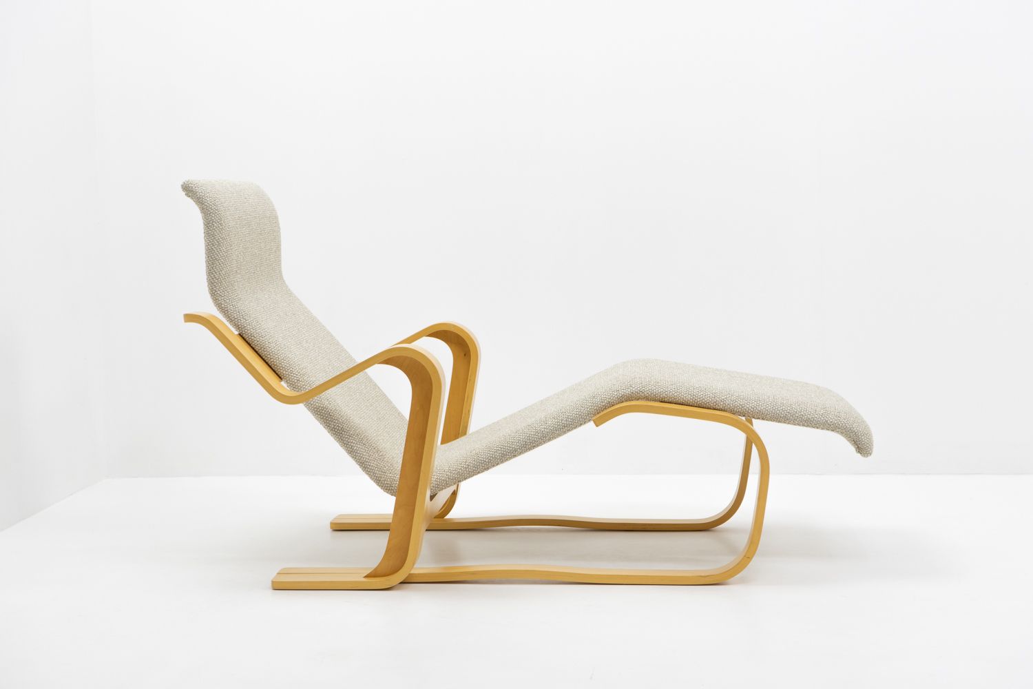 Marcel Breuer Chaise Longue “Isokon” 1970s   Knoll Int photo for sale