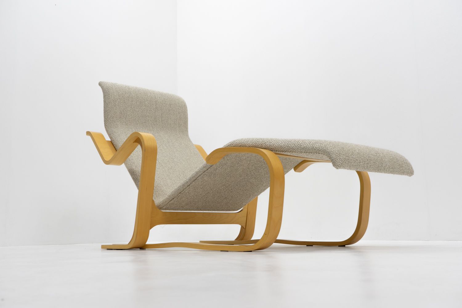 Marcel Breuer Chaise Longue “Isokon” 1970s   Knoll Int photo Furniture