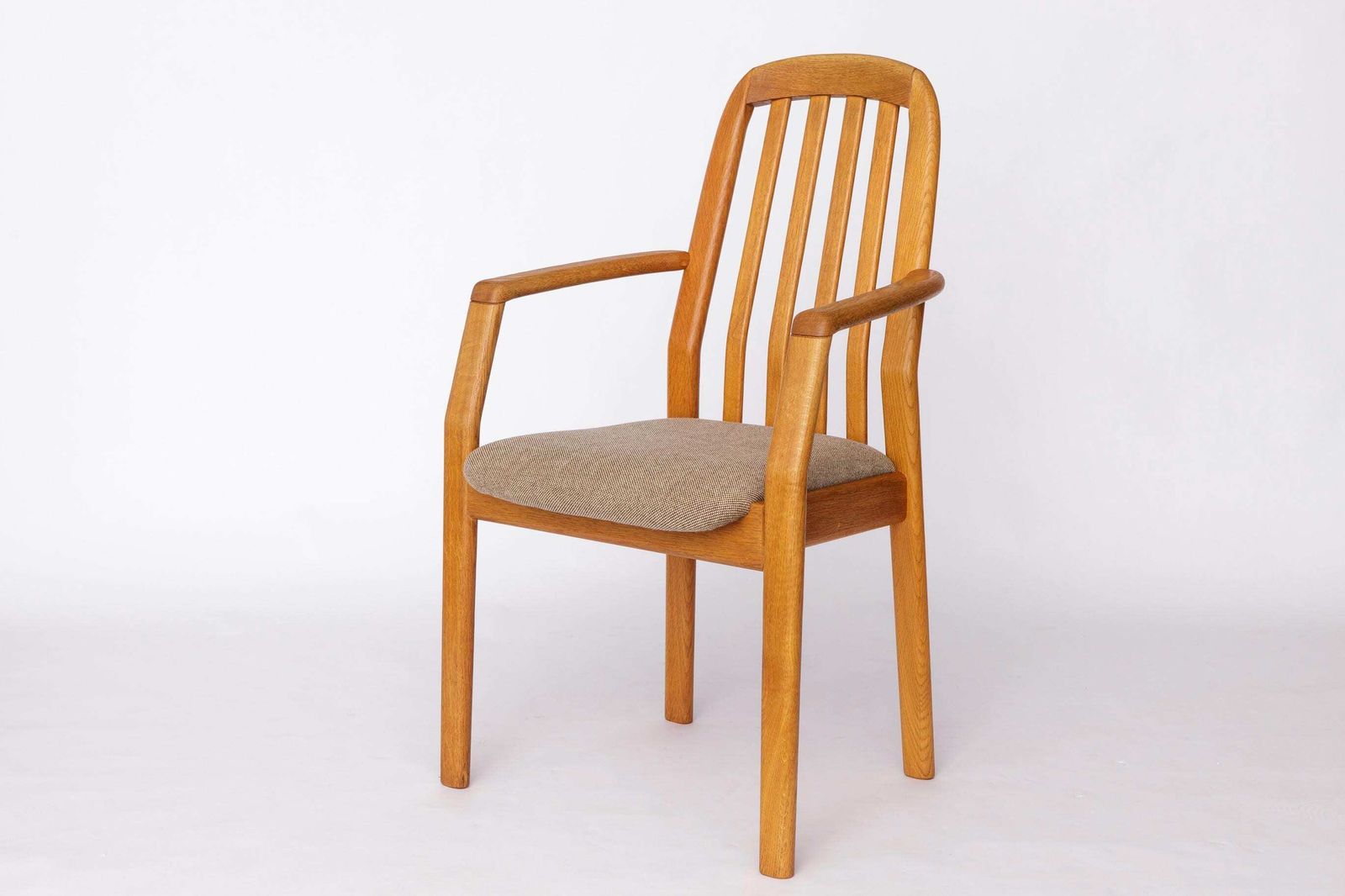 4 Vintage Dyrlund Armchairs In Oak, 1970s | Danish Mid Century Modern Dining Chairs, Light Gray Upholstery photo vinterior