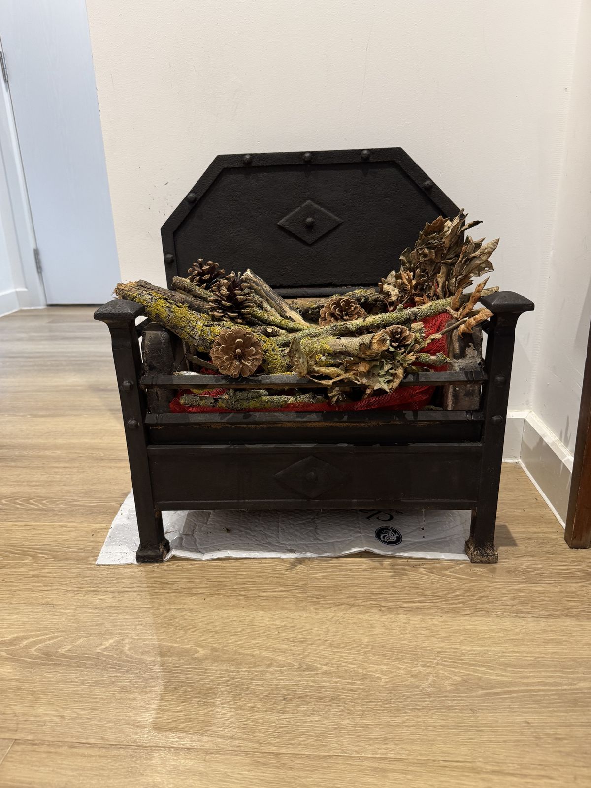 Vintage Cast Iron Fire Grate With Original Fire Bricks – Early 20th Century Further Reductions: photo Home Fixtures