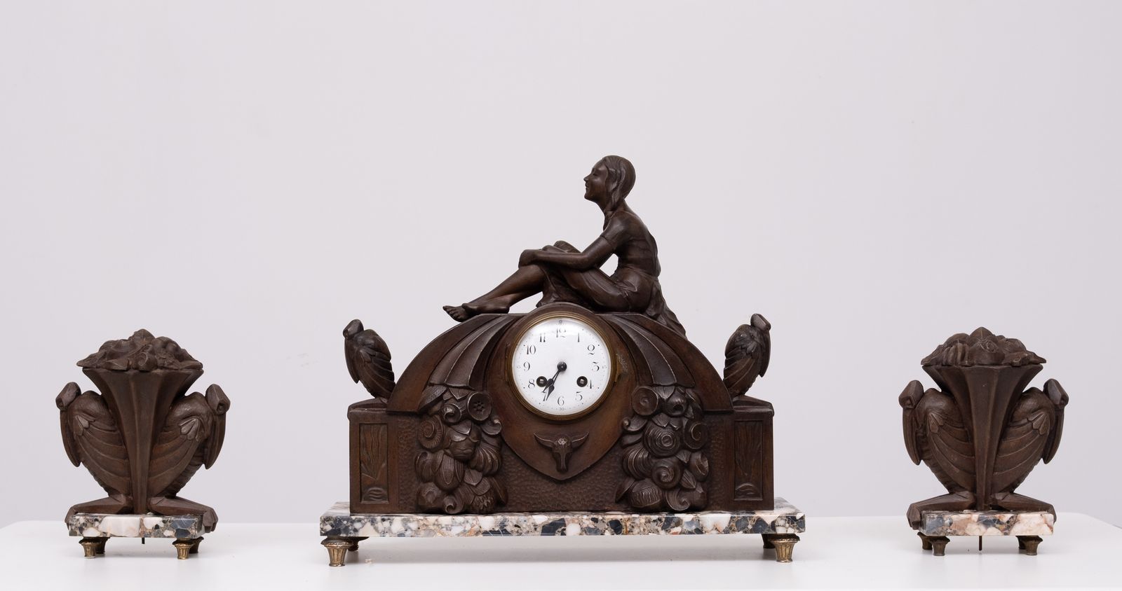 Franse Art Deco Klok Met Gestileerde Vogels En Garnituur, 1925