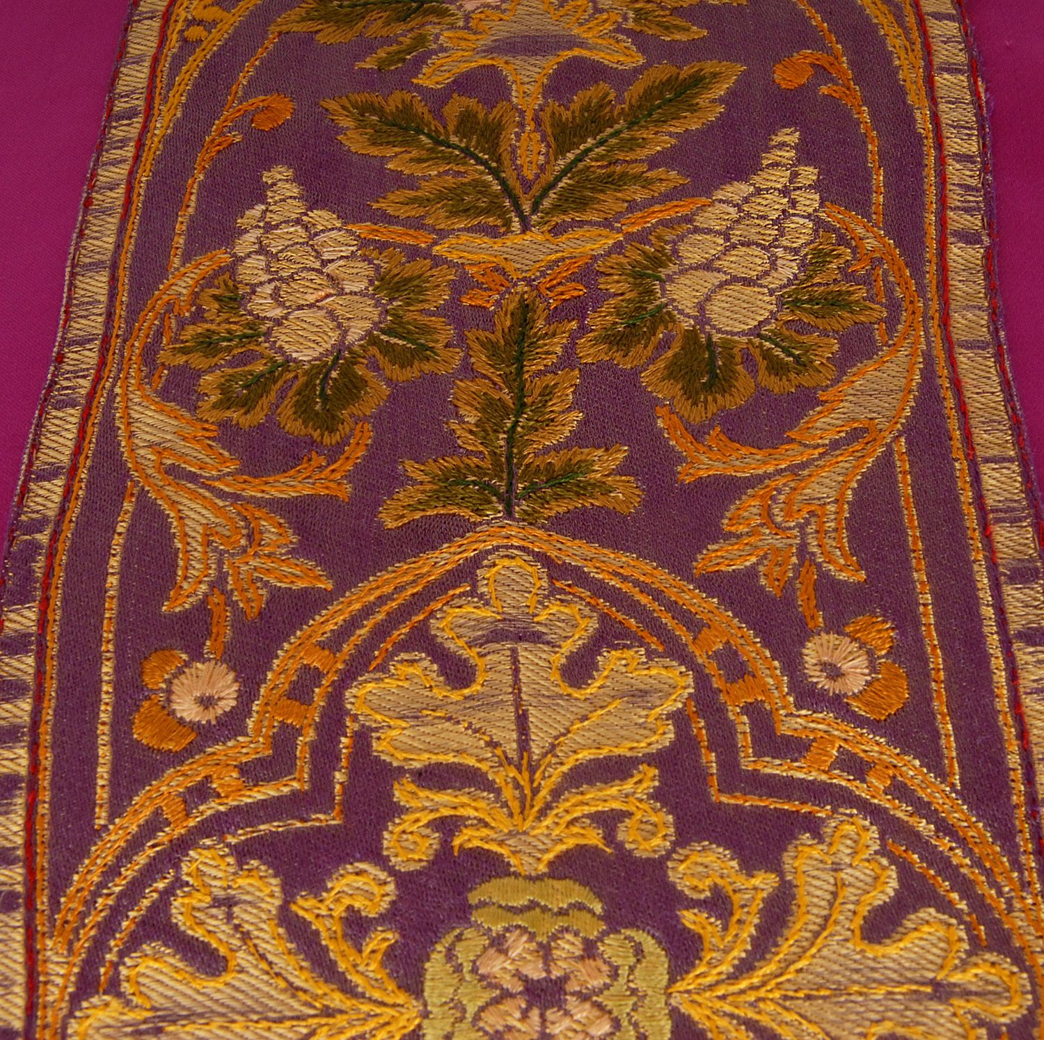 photo furniture Early 19th Century Napoleonic Empire Pillow Magenta And Gold Silk Throw Cushion With Tassels