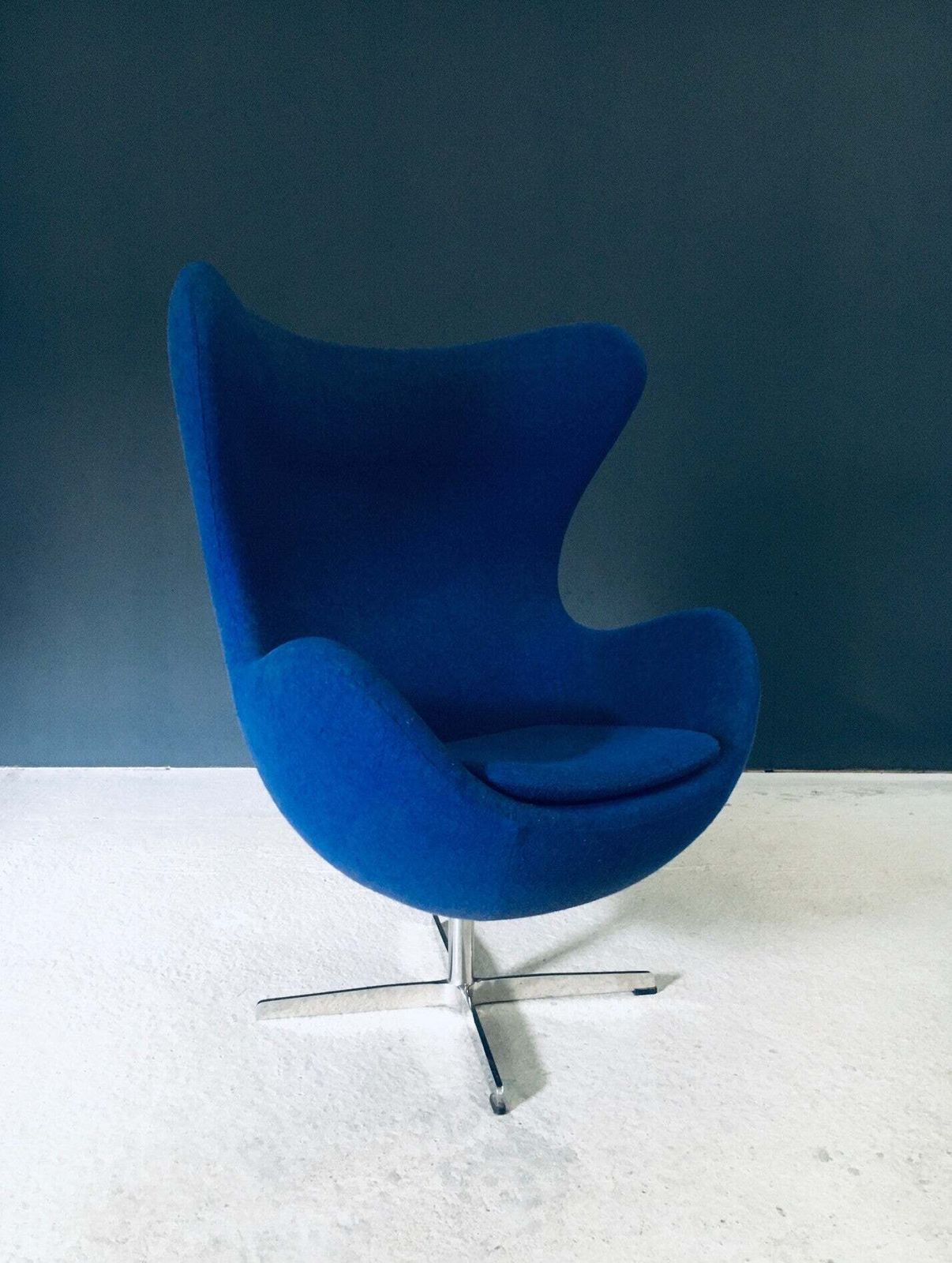photo furniture Mid Century Modern Scandinavian Design Egg Chair Van Arne Jacobsen, Denemarken, Ca. Jaren 1970