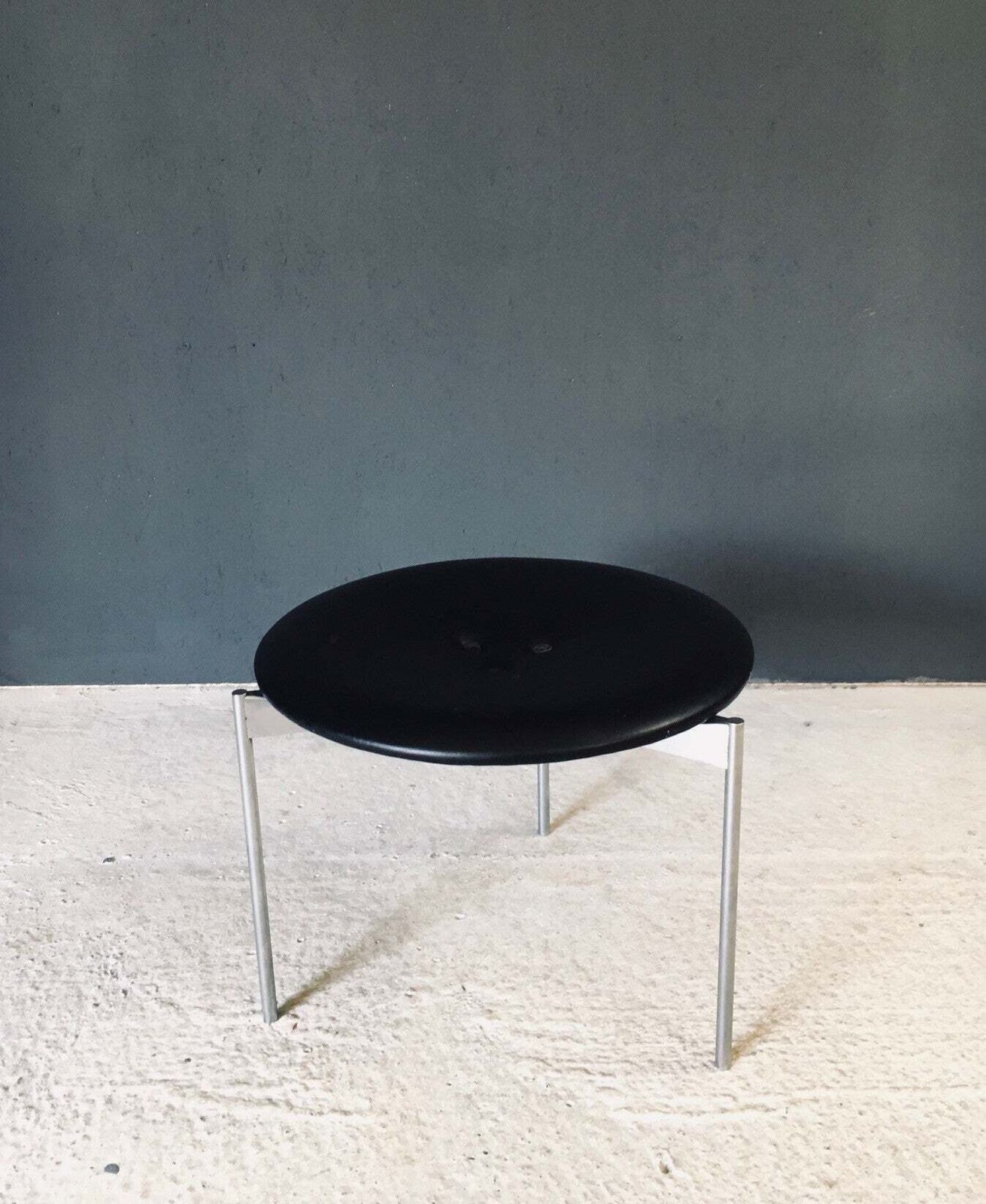 photo vinterior Mid Century Modern Design Leren Driepootkruk Van Uno & östen Kristiansson Voor Luxus, Zweden, Ca. Jaren 1960