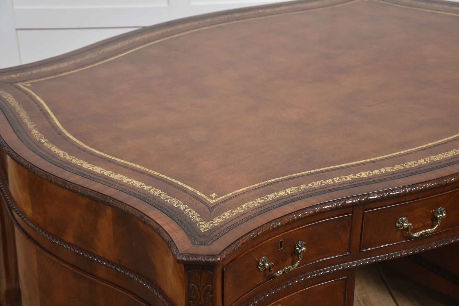 photo vinterior Chippendale Revival Mahogany Serpentine Partner’s Desk