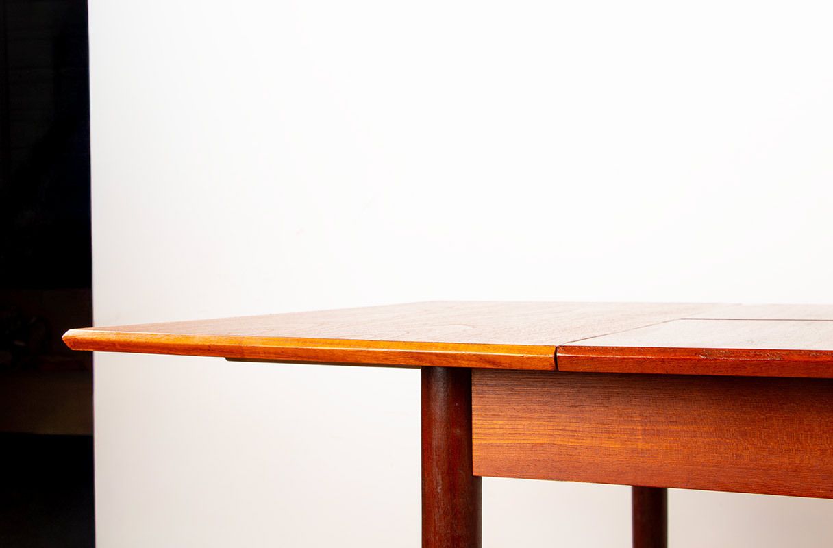 photo for sale Petite table à manger danoise carrée/oblongue extensible en teck, années 1960.