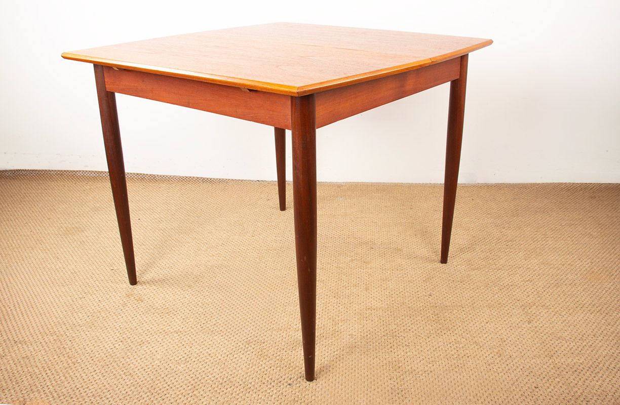 photo vinterior Petite table à manger danoise carrée/oblongue extensible en teck, années 1960.
