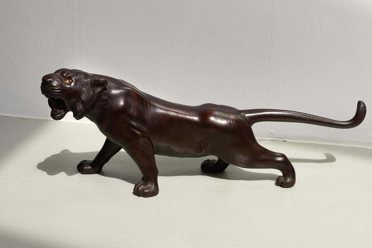 photo vintage Japanese Meiji Bronze Tiger Sculpture, 1900s.