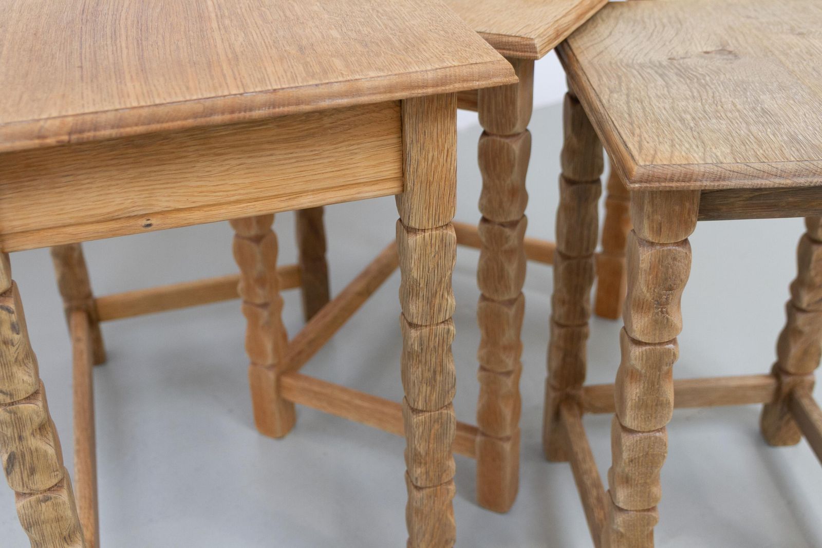 photo vintage Danish Brutalist Oak Nesting Tables In Kjærnulf Style, 1970s. Set Of 3.