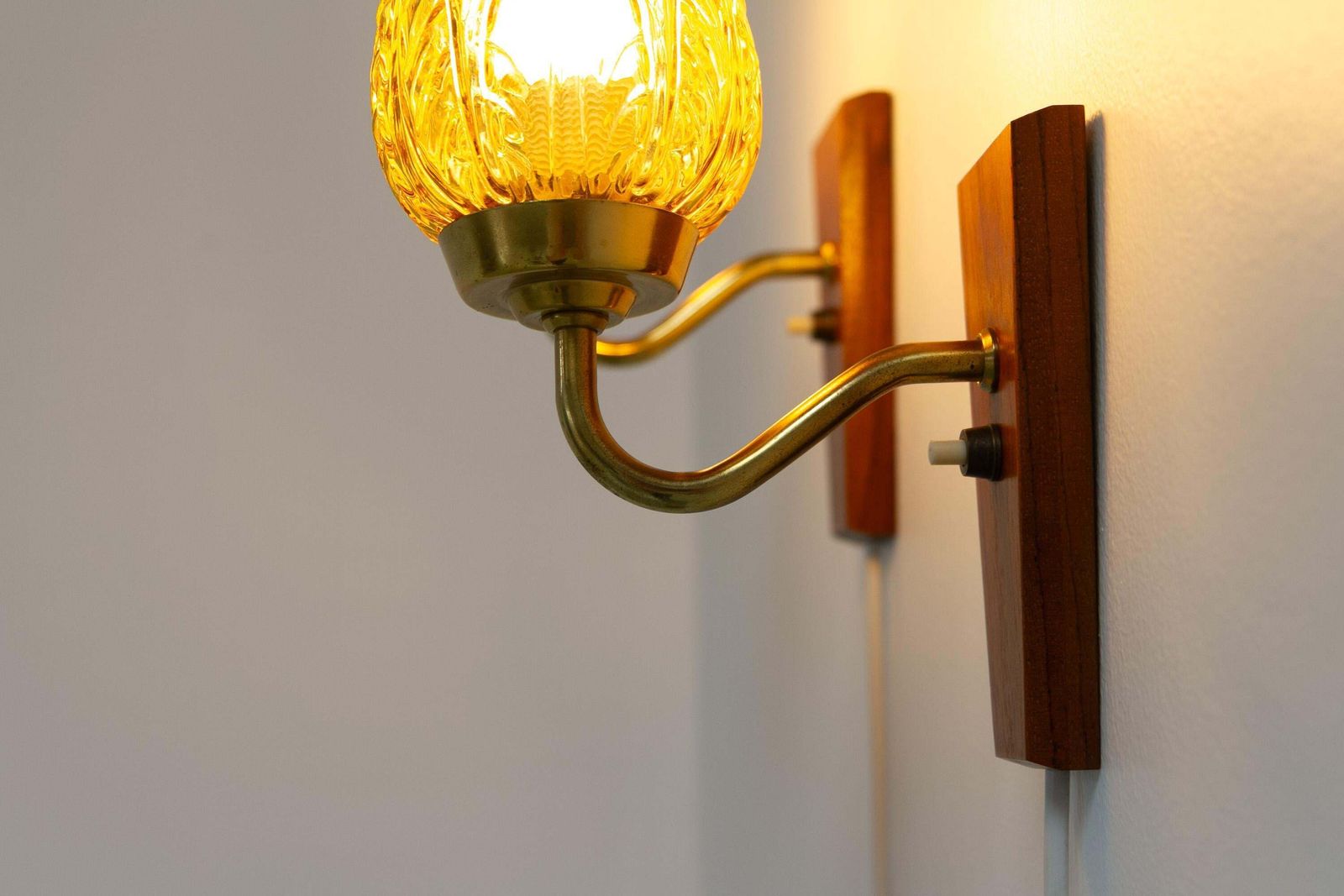 photo vinterior Danish Brass And Amber Glass Wall Sconces By Laoni, 1960s. Set Of 2.