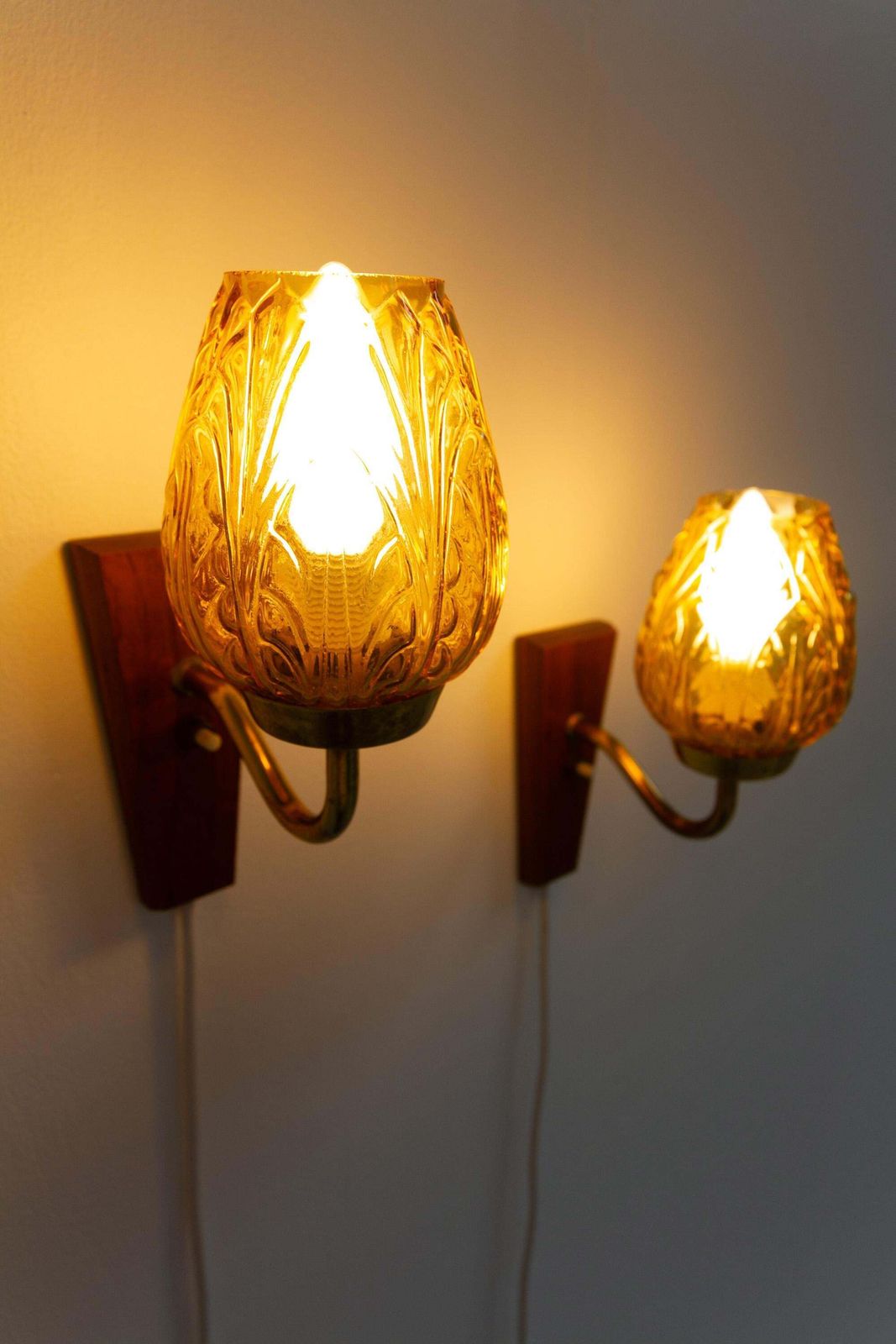 photo vintage Danish Brass And Amber Glass Wall Sconces By Laoni, 1960s. Set Of 2.
