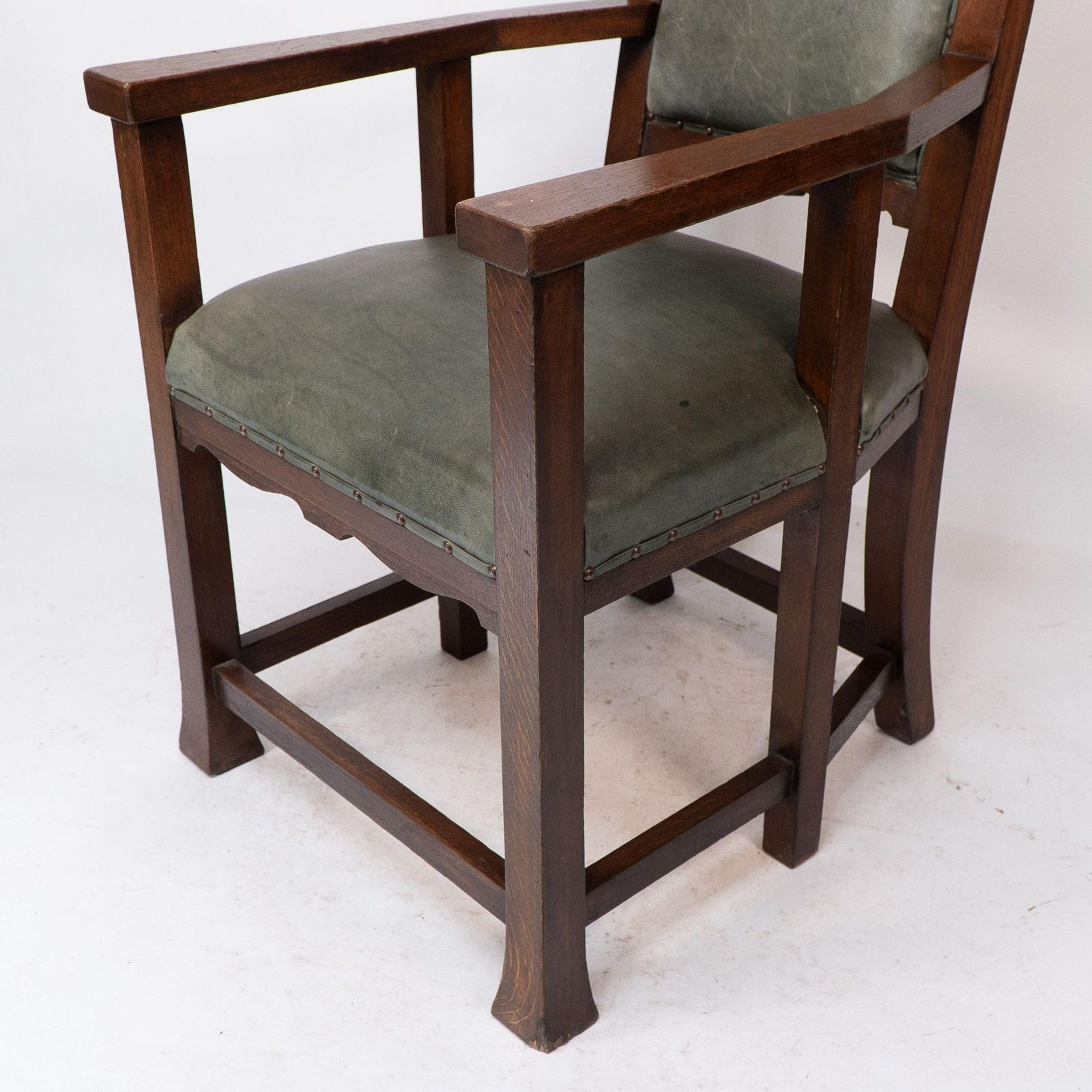 photo vintage Heal And Son (Attributed). An Arts And Crafts Six Legged Oak Armchair