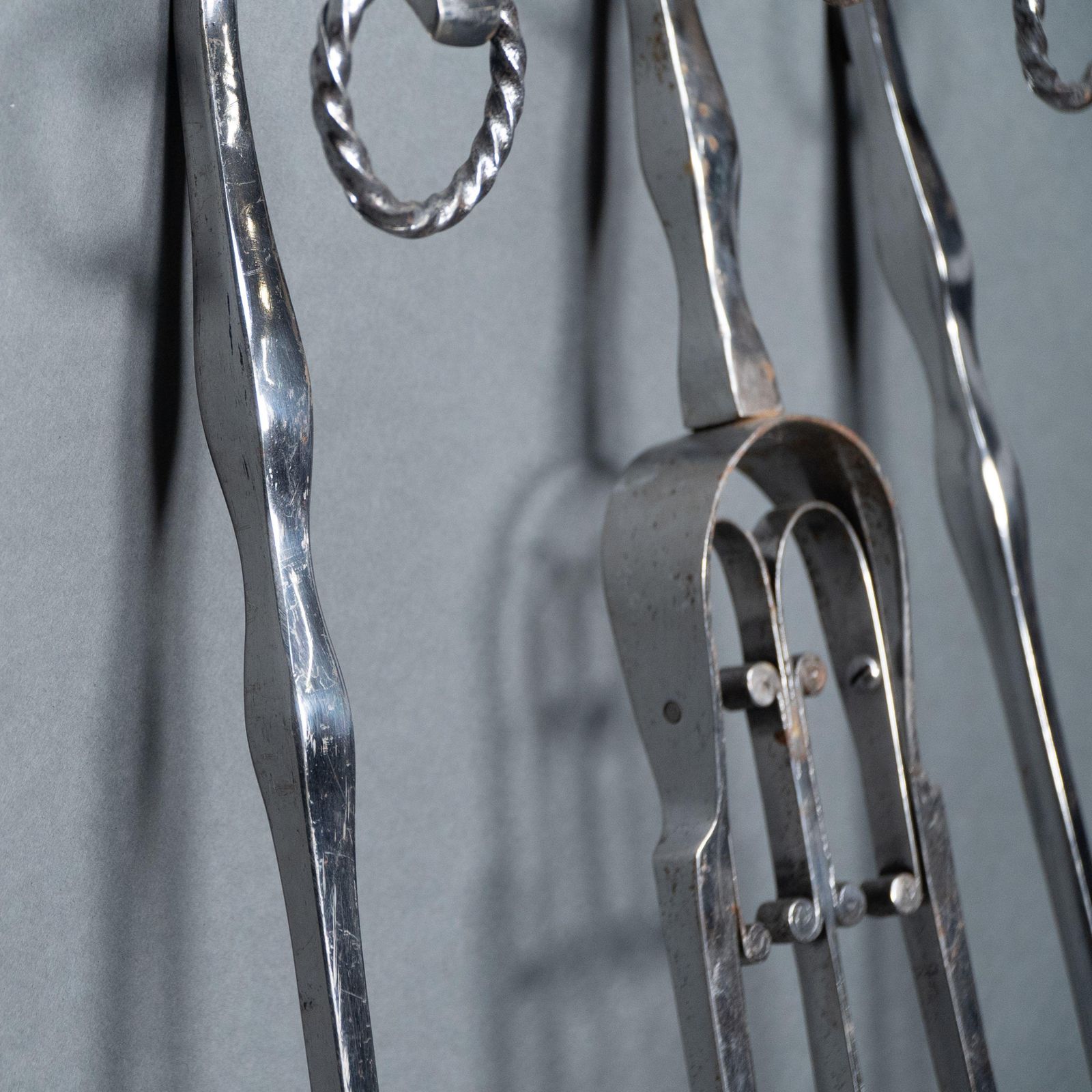 photo vintage A Set Of Arts & Crafts Cotswold School Polished Steel Hand Wrought Fire Utensils