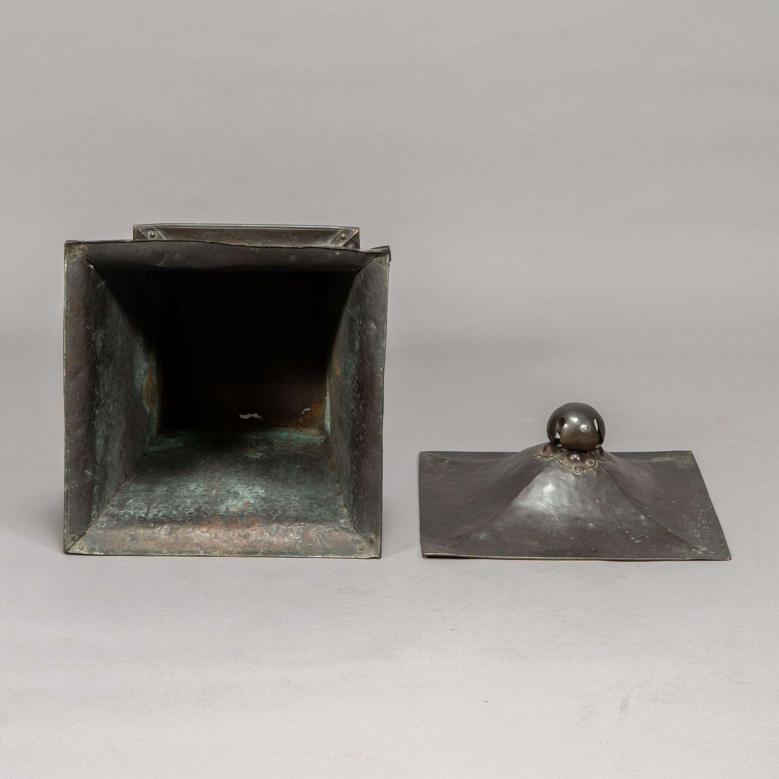 photo vintage An Arts & Crafts Copper Conical Coal Bucket And Lid, With Hand Hammered Sun Rise