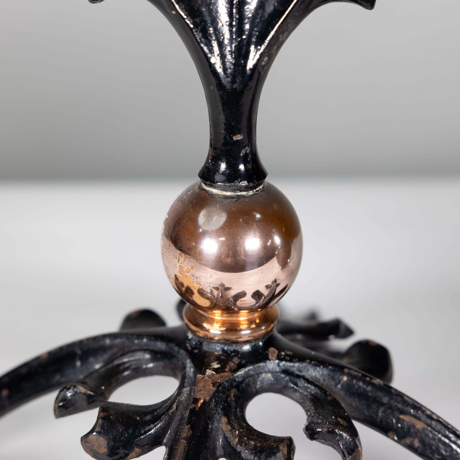 photo vintage Was Benson. An Arts And Crafts Cast Iron Four Leg Table Oil Lamp