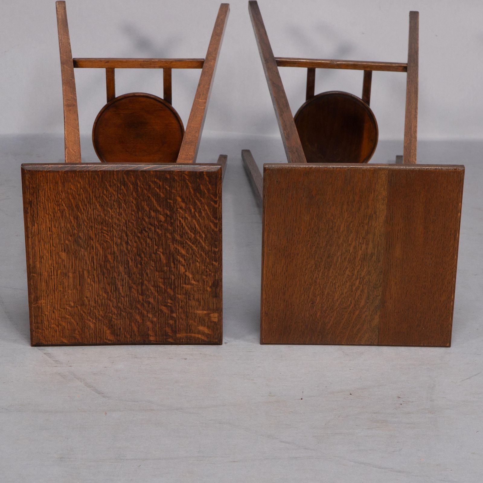 photo vintage A Rare Pair Of Arts & Crafts Oak Plant Stands With Square Tops And Tapering Legs