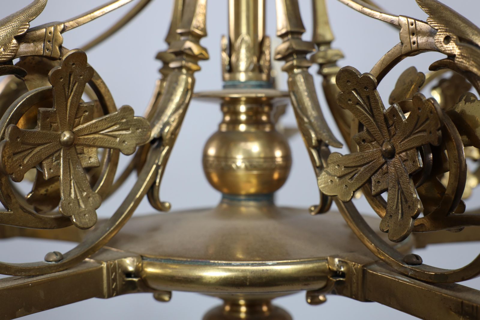 photo vintage DR Christopher Dresser (Manner). An Aesthetic Movement Brass Five Arm Chandelier