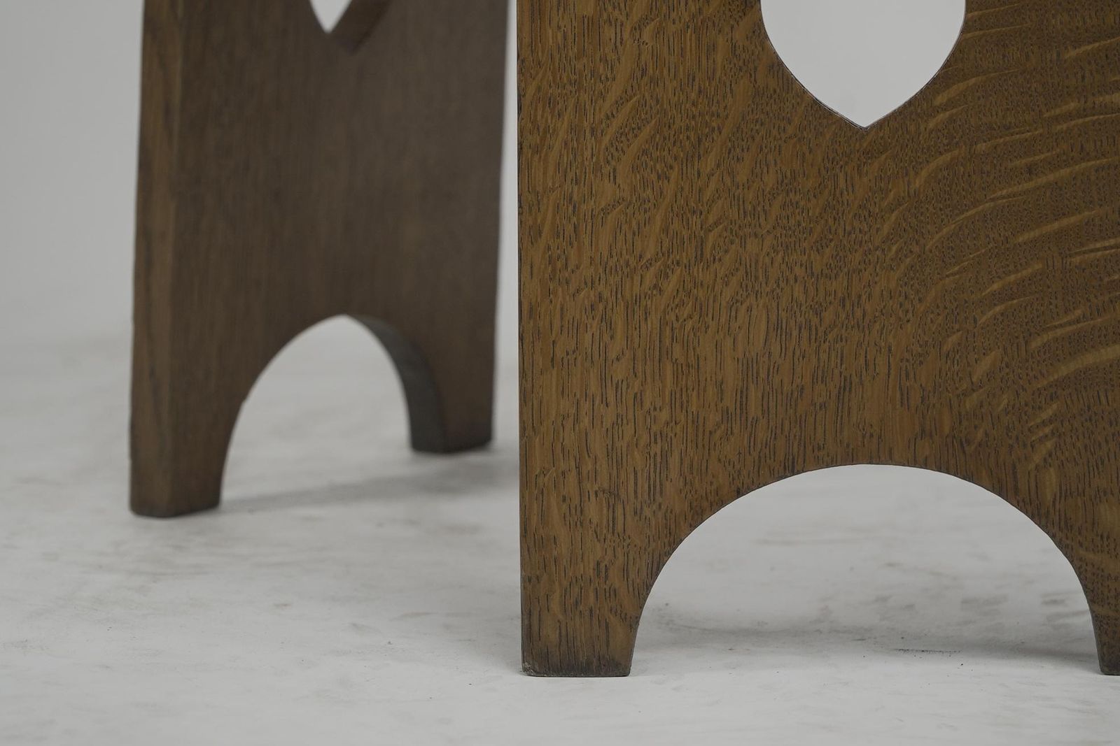 photo vinterior Liberty And Co. A Scarce Pair Of Arts & Crafts Oak Side Tables With Plank Sides